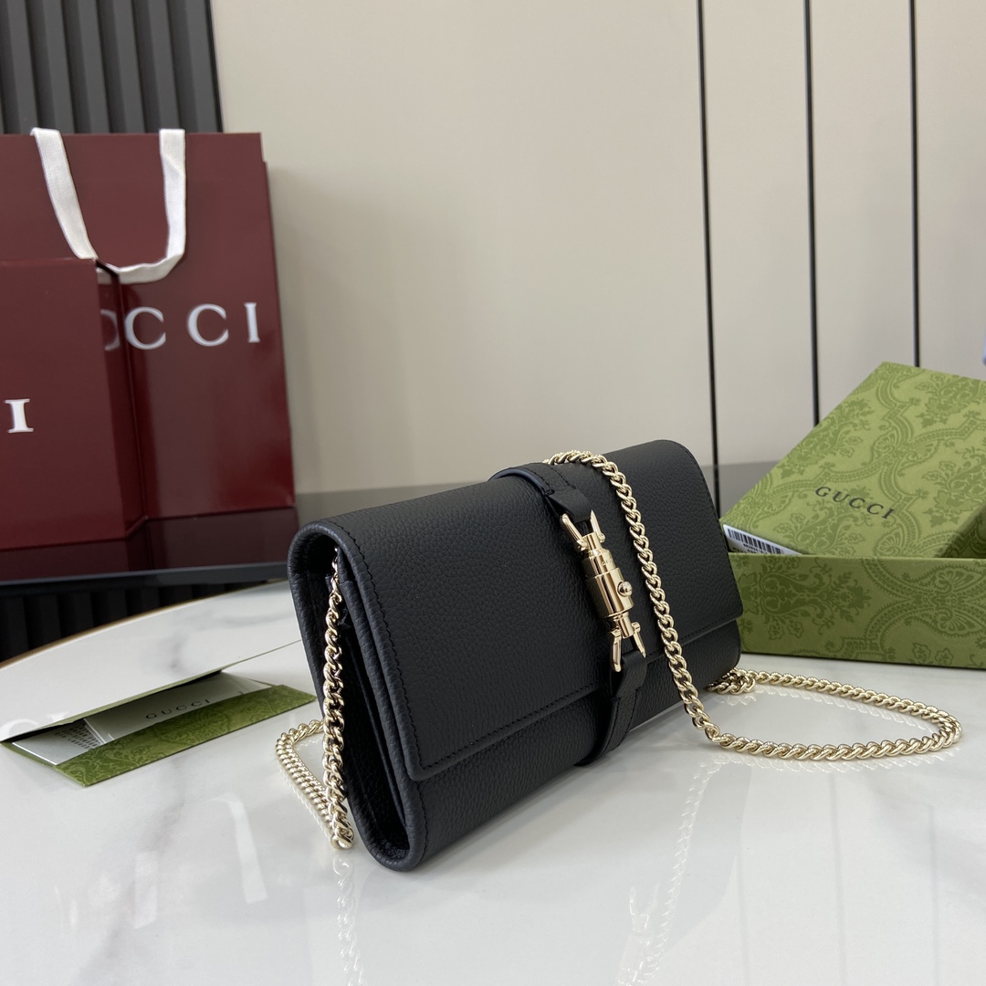 Gucci Jackie 1961系列推出全新长款钱包 采用 链带设计 可轻松转换为小巧玲珑的迷你手袋