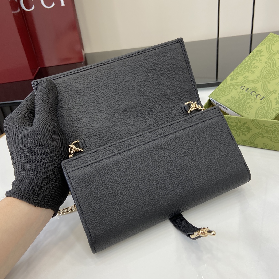 Gucci Jackie 1961系列推出全新长款钱包 采用 链带设计 可轻松转换为小巧玲珑的迷你手袋