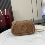 . ‼ ️"Avec un ensemble complet d'emballage vert d'origine"‼ ️【Nouveau】 Mini sac à bandoulière de la série Gucci Blondie Le nouveau sac à main de la série Gucci Blondie est décoré du logo classique de la série de la marque qui a fait ses débuts au début des années 1970. Il combine intelligemment le charme du patrimoine et le style contemporain et interprète parfaitement le classique de la marque. design et essence moderne. Ce mini sac à bandoulière est confectionné en cuir rouge Gucci Anchor, présente une marque circulaire en émail et comporte une bandoulière en chaîne dorée. Modèle : 815711. Dimensions : 21,5 (longueur) x 11 (largeur) x 8 (épaisseur) Couleur : plein cuir marron/cuir d'origine. Fabriqué en Italie 1 . ‼ ️ »Avec un ensemble complet d’emballage vert d’origine »‼ ️【Nouveau】 Mini sac à bandoulière de la série Gucci Blondie Le nouveau sac à main de la série Gucci Blondie est décoré du logo classique de la série de la marque qui a fait ses débuts au début des années 1970. Il combine intelligemment le charme du patrimoine et le style contemporain et interprète parfaitement le classique de la marque. design et essence moderne. Ce mini sac à bandoulière est confectionné en cuir rouge Gucci Anchor, présente une marque circulaire en émail et comporte une bandoulière en chaîne dorée. Modèle : 815711. Dimensions : 21,5 (longueur) x 11 (largeur) x 8 (épaisseur) Couleur : plein cuir marron/cuir d’origine. Fabriqué en Italie