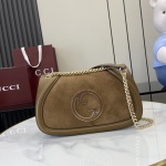 ‼ ️"Avec un ensemble complet d'emballage vert d'origine"‼ ️【Nouveau style】 Petit sac à bandoulière de la série Gucci Blondie. Les nouveaux sacs à main de la série Gucci Blondie sont décorés du logo classique de la série de la marque qui a fait ses débuts au début des années 1970. Il combine intelligemment le charme du patrimoine et le style contemporain et interprète parfaitement le design classique de la marque. et essence moderne. Ce petit sac à bandoulière est confectionné en cuir rouge Gucci Ankara, présente une marque circulaire en émail et possède une bandoulière en chaîne dorée. Modèle : 815715. Dimensions : 26 (longueur) x 16 (largeur) x 8 (épaisseur) Couleur : cuir nubuck marron/cuir d'origine. Fabriqué en Italie 1 ‼ ️ »Avec un ensemble complet d’emballage vert d’origine »‼ ️【Nouveau style】 Petit sac à bandoulière de la série Gucci Blondie. Les nouveaux sacs à main de la série Gucci Blondie sont décorés du logo classique de la série de la marque qui a fait ses débuts au début des années 1970. Il combine intelligemment le charme du patrimoine et le style contemporain et interprète parfaitement le design classique de la marque. et essence moderne. Ce petit sac à bandoulière est confectionné en cuir rouge Gucci Ankara, présente une marque circulaire en émail et possède une bandoulière en chaîne dorée. Modèle : 815715. Dimensions : 26 (longueur) x 16 (largeur) x 8 (épaisseur) Couleur : cuir nubuck marron/cuir d’origine. Fabriqué en Italie