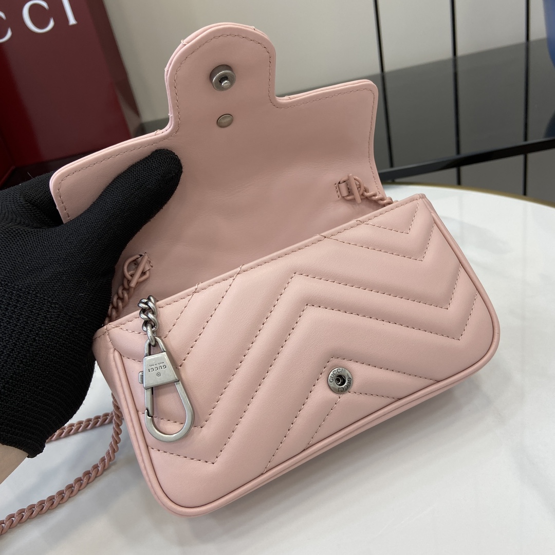 配全套原厂绿盒包装新品GGMarmont系列超迷你手袋这款超迷你手袋采用粉色绗缝V型皮革制成缀饰经典双G