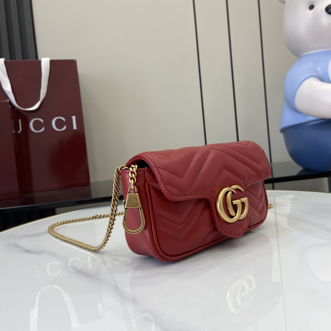 配全套原厂绿盒包装新品GGMarmont系列超迷你手袋这款超迷你手袋采用棕色绗缝V型皮革制成缀饰经典双G