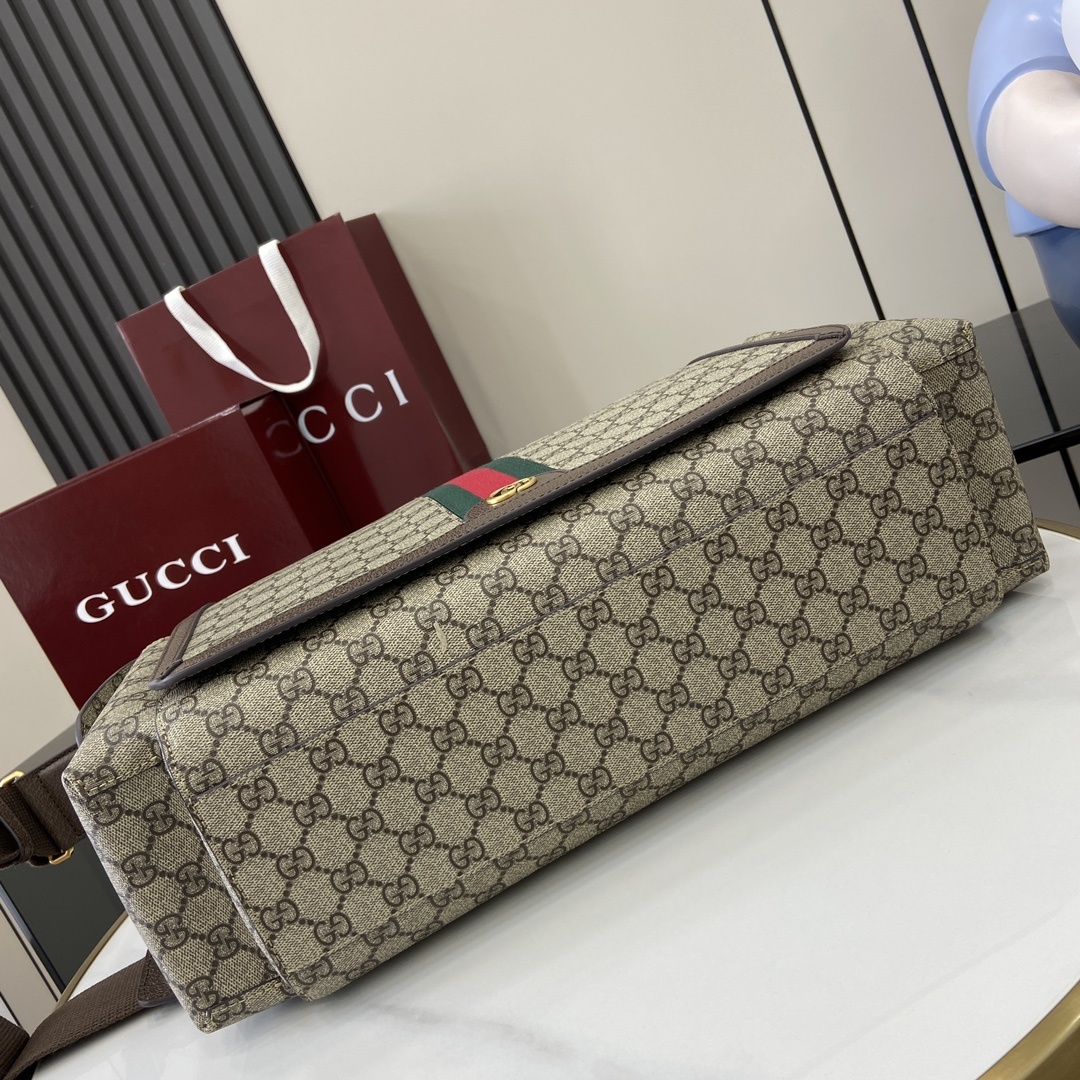 配原厂绿色礼品袋新品Gucci热卖男包系列!配有一条可以拆卸的肩背带使用G家特有的GG标注咖啡色组合除G