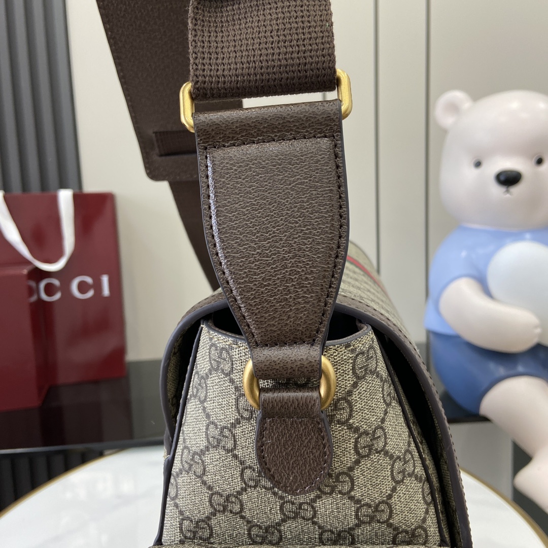 配原厂绿色礼品袋新品Gucci热卖男包系列!配有一条可以拆卸的肩背带使用G家特有的GG标注咖啡色组合除G