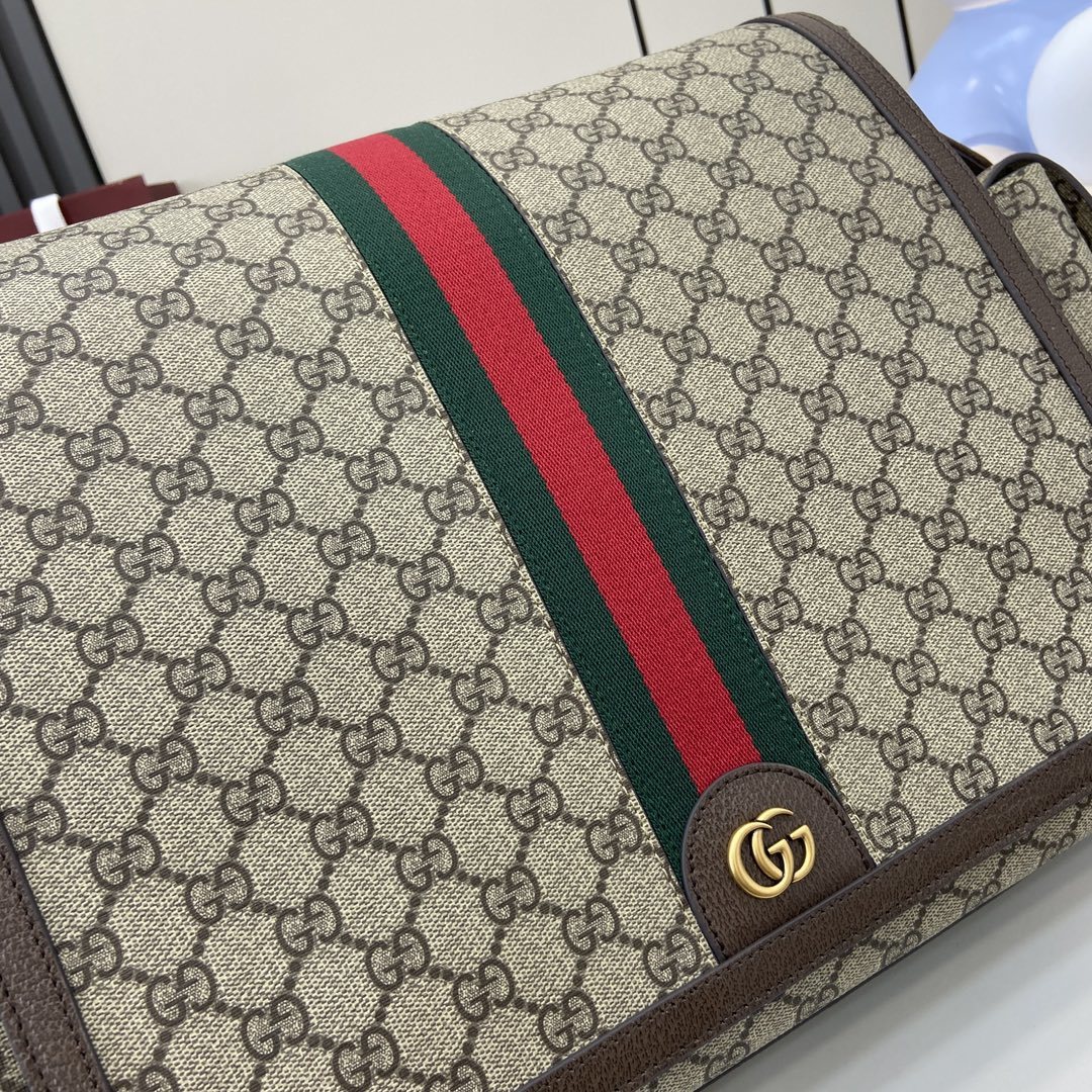 配原厂绿色礼品袋新品Gucci热卖男包系列!配有一条可以拆卸的肩背带使用G家特有的GG标注咖啡色组合除G