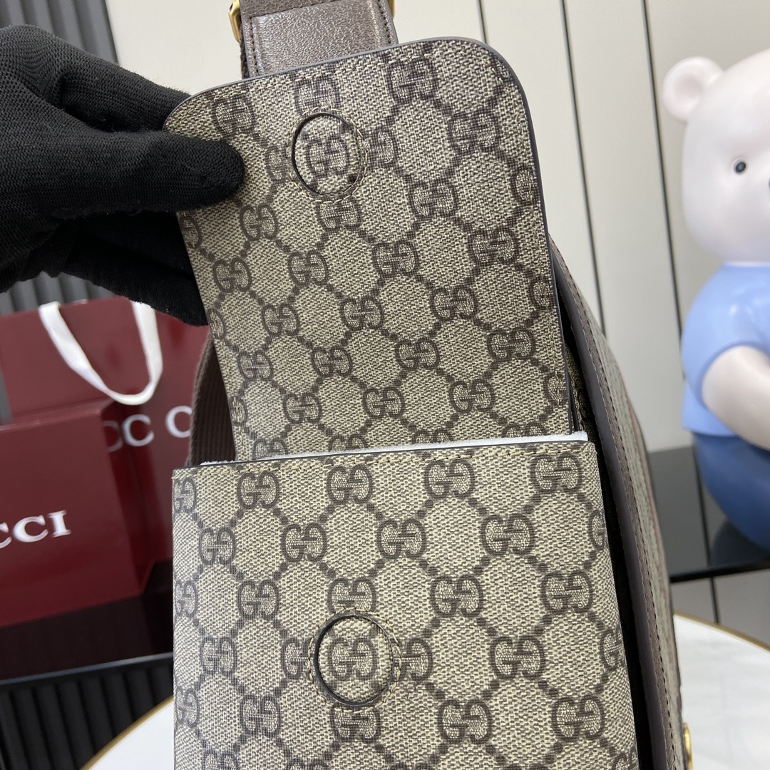 配原厂绿色礼品袋新品Gucci热卖男包系列!配有一条可以拆卸的肩背带使用G家特有的GG标注咖啡色组合除G