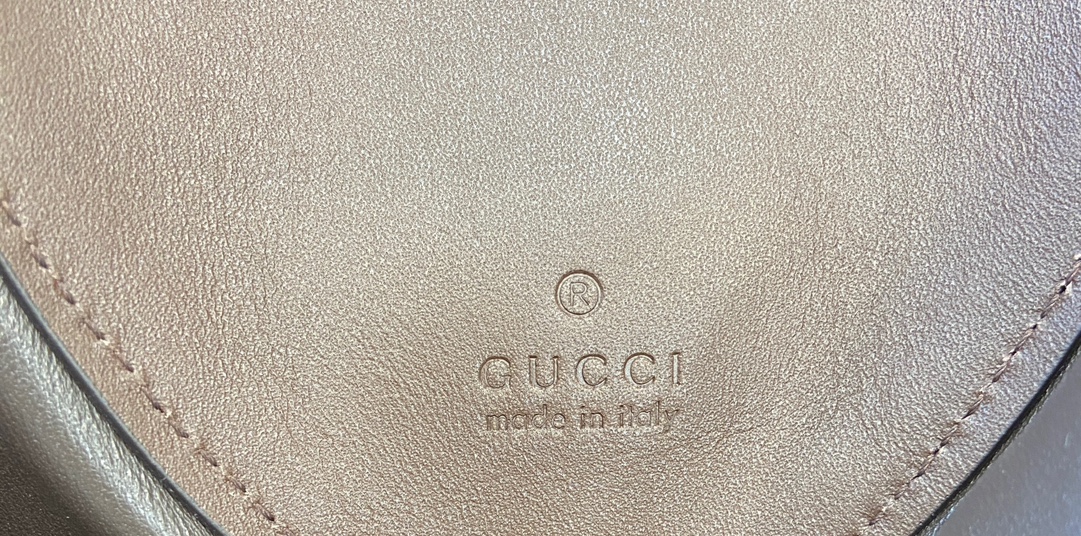 配全套原厂绿色礼品袋新款GucciBody双锁扣中号肩背包呈献GucciBody双锁扣手袋系列灵感来源于