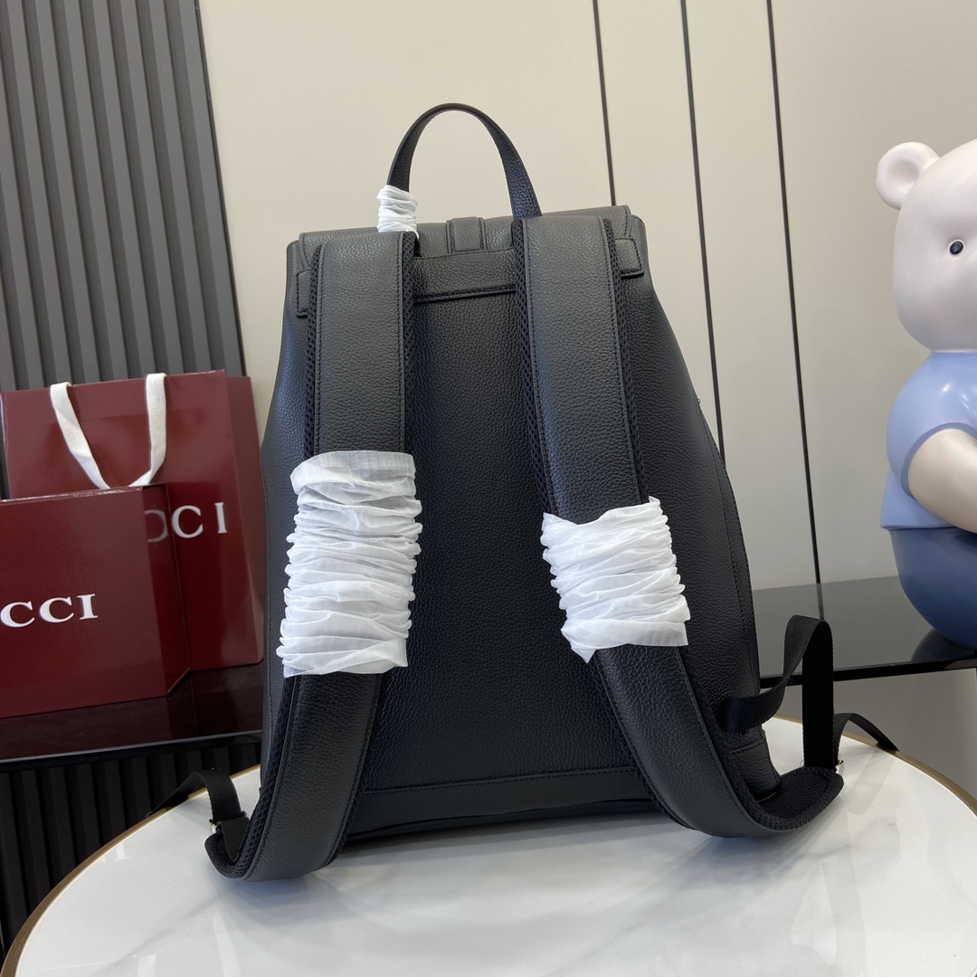 Gucci New product debut original green gift bagNewLarge backpack with webbing. This backpack is crafted with grained soft leather, injecting a fl