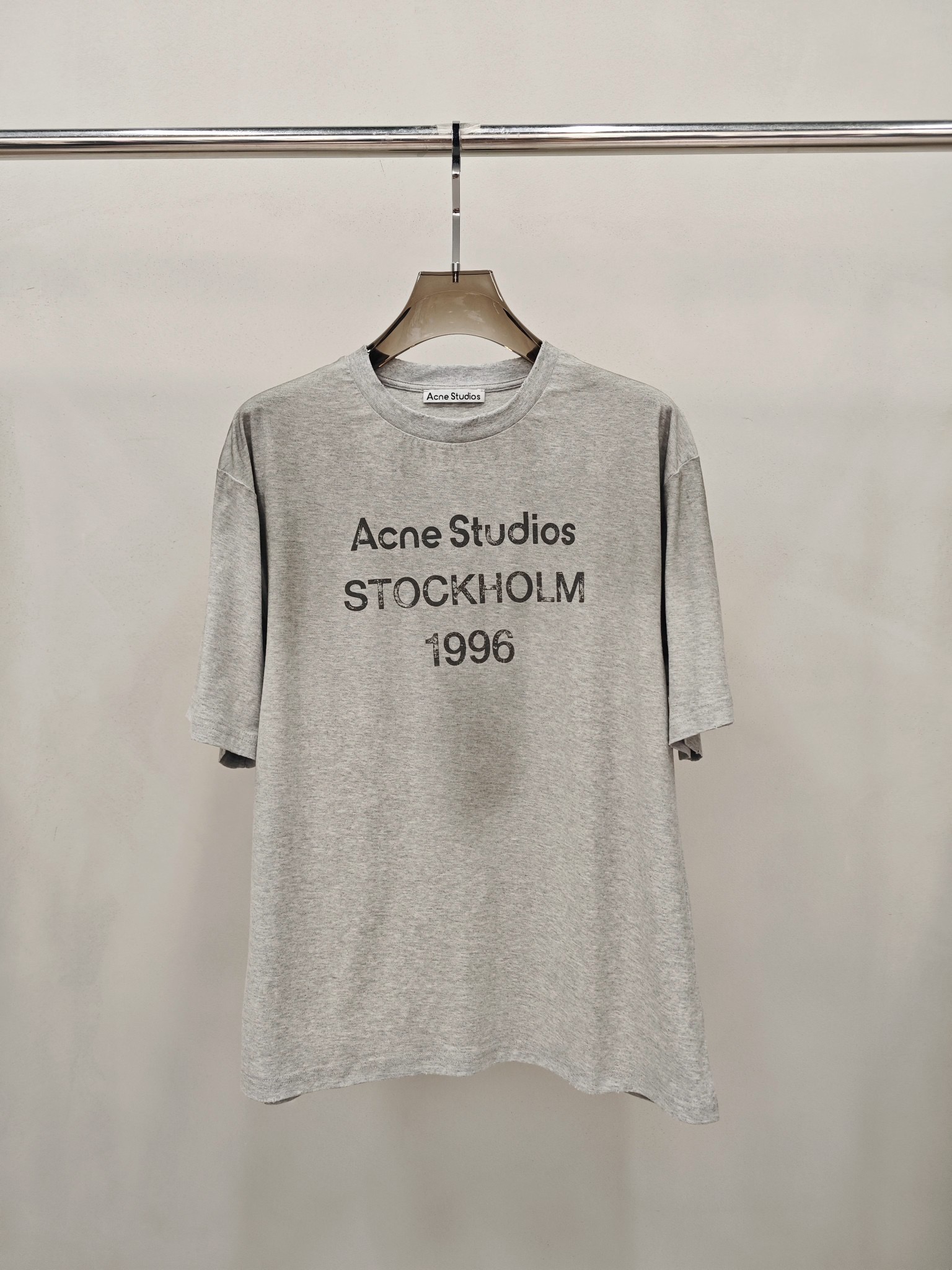 Футболка Acne Studios серая с принтом