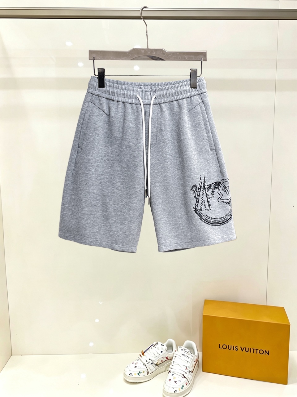 NO:914978,Mouth-mounted, complete with three standards, 2026 new summer men's casual shorts, advanced custom-made breathable fabrics, extremely breathable, elastic and comfortable, with impeccable details, top-grade accessories, original logo design concept, delicate and soft feel!  The upper body fit is awesome!  Sizes M-XXXL, please state your height and weight when ordering,,Moncler,shorts,19860909蒙口 三标齐全 2026夏季新款男士休闲短裤,高级定制面料透气面料 透气弹力舒适度极高,细节无可挑剔,顶级辅料配备,原版logo设计理念,手感细腻柔软！上身版型超赞！尺码M-XXXL下单报身高体重,,Moncler,shorts,,Men's clothing