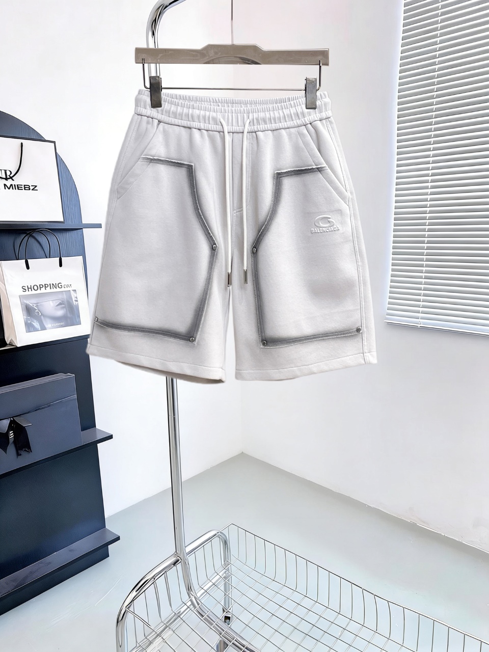 NO:946639,Balenciaga has all three standards. The latest 2026 summer shorts are available at the counter. The original order is very good. The original fashionable imported technical fabrics. The upper body is comfortable and breathable. The original customized hardware accessories. The upper body is handsome and stylish. All three standards are complete. Recommended model. The grade is very high. The purchasing grade code is M-XXXL. The maximum wearing capacity is 195 catties., balenciaga, shorts,19860909巴黎世家三标齐全. 2026夏季新款最新品短裤,专柜同步有售,原单狠货,时尚进口原版科技面料,上身舒适透气,原版定制五金辅料,上身帅气有型,三标齐全,推荐款,档次极高,代购级码数M-XXXL,最大穿195斤,,balenciaga,shorts,,Men's clothing