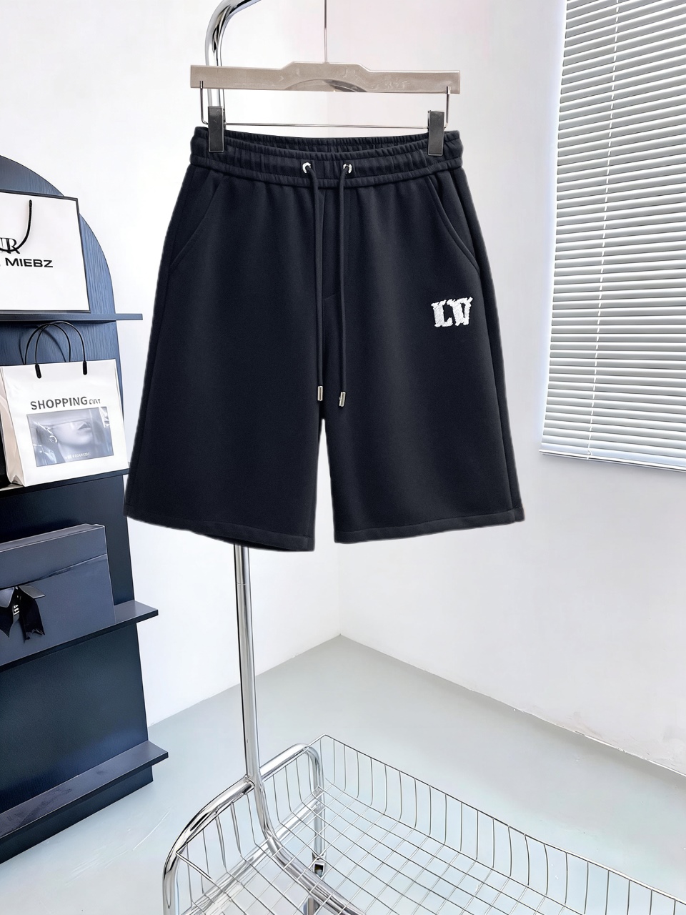 NO:946619,LV three labels are complete. The latest 2026 summer shorts are available at the counter at the same time. Original goods, fashionable original imported technical fabrics, comfortable and breathable upper body, original customized hardware accessories, handsome and stylish upper body, complete three labels, recommended style, extremely high grade, purchasing code number M-XXXL, maximum wearing capacity is 195 catties, louis vuitton, shorts,19860909LV三标齐全. 2026夏季新款最新品短裤,专柜同步有售,原单狠货,时尚进口原版科技面料,上身舒适透气,原版定制五金辅料,上身帅气有型,三标齐全,推荐款,档次极高,代购级码数M-XXXL,最大穿195斤,,louis vuitton,shorts,,Men's clothing