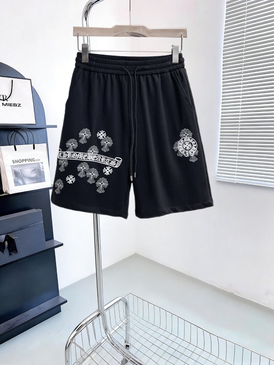 NO:946613,Chrome hearts are complete with three standards. The latest 2026 summer shorts are available at the counter. Original goods, fashionable original imported technical fabrics, comfortable and breathable upper body, original customized hardware accessories, handsome and stylish upper body, complete with three standards, recommended model, very high grade, purchasing code number M-XXXL, maximum wearing capacity is 195 catties, chrome hearts, shorts,19860909克罗心三标齐全. 2026夏季新款最新品短裤,专柜同步有售,原单狠货,时尚进口原版科技面料,上身舒适透气,原版定制五金辅料,上身帅气有型,三标齐全,推荐款,档次极高,代购级码数M-XXXL,最大穿195斤,,chrome hearts,shorts,,Men's clothing