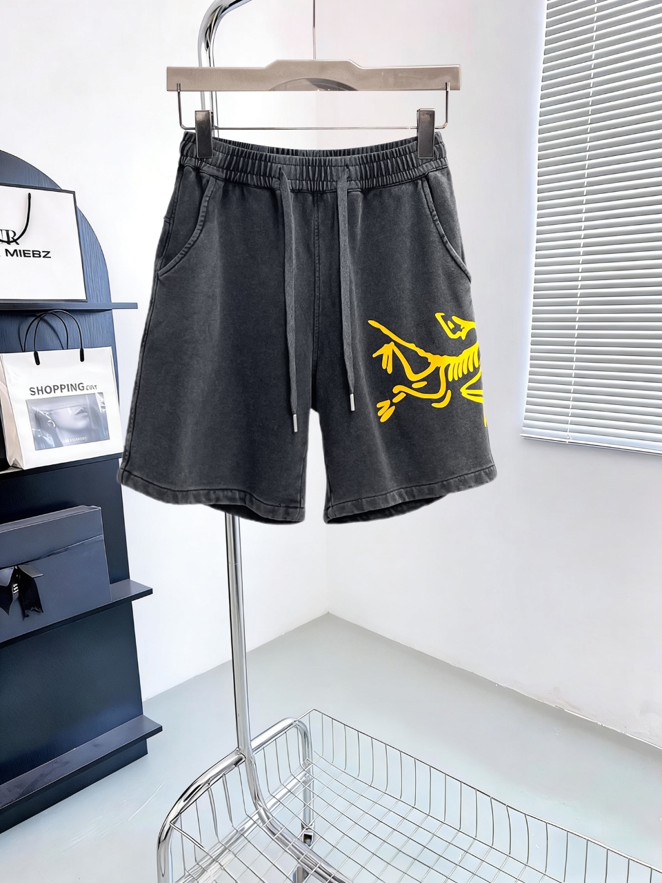 NO:946607,Arc'teryx has all three labels. The latest 2026 summer shorts are available at the counter. Original goods, fashionable original imported technical fabrics, comfortable and breathable upper body, original customized hardware accessories, handsome and stylish upper body, complete with three labels, recommended model, very high grade, purchase code number M-XXXL, maximum wearing capacity is 195 catties, arc'teryx, shorts,19860909始祖鸟三标齐全. 2026夏季新款最新品短裤,专柜同步有售,原单狠货,时尚进口原版科技面料,上身舒适透气,原版定制五金辅料,上身帅气有型,三标齐全,推荐款,档次极高,代购级码数M-XXXL,最大穿195斤,arc'teryx,shorts,,Men's clothing