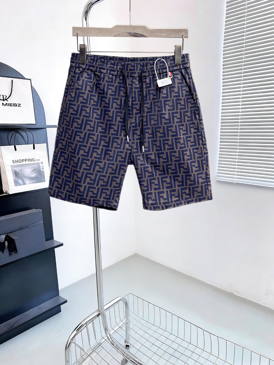 NO:946600,Fendi has all three standards. The latest 2026 summer shorts are available at the counter. The original order is very good. Fashionable imported original technical fabrics. The upper body is comfortable and breathable. The original customized hardware accessories. The upper body is handsome and stylish. All three standards are complete. Recommended model. The grade is very high. The purchasing code is M-XXXL. The maximum wearing capacity is 195 pounds. Fendi shorts.19860909芬迪三标齐全. 2026夏季新款最新品短裤,专柜同步有售,原单狠货,时尚进口原版科技面料,上身舒适透气,原版定制五金辅料,上身帅气有型,三标齐全,推荐款,档次极高,代购级码数M-XXXL,最大穿195斤,,fendi,shorts,,Men's clothing