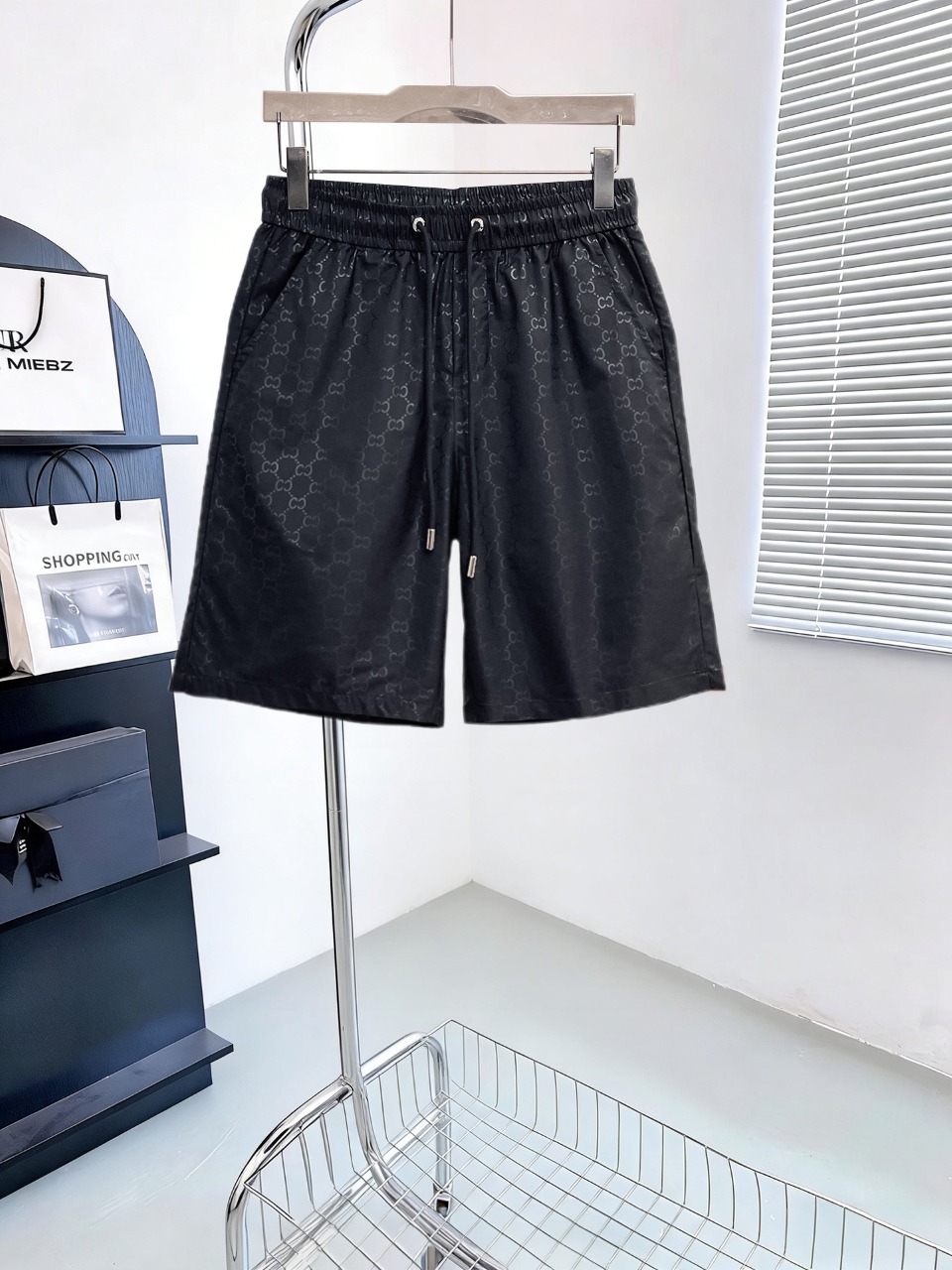 NO:946593,Gucci has all three standards. 2026 summer new and latest shorts, available at counters simultaneously, original order, fashionable original imported technical fabrics, comfortable and breathable upper body, original customized hardware accessories, handsome and stylish upper body, complete three standards, recommended style, extremely high grade, purchasing code number M-XXXL, maximum wearing capacity is 195 catties,, gucci, shorts,19860909古驰三标齐全. 2026夏季新款最新品短裤,专柜同步有售,原单狠货,时尚进口原版科技面料,上身舒适透气,原版定制五金辅料,上身帅气有型,三标齐全,推荐款,档次极高,代购级码数M-XXXL,最大穿195斤,,gucci,shorts,,Men's clothing