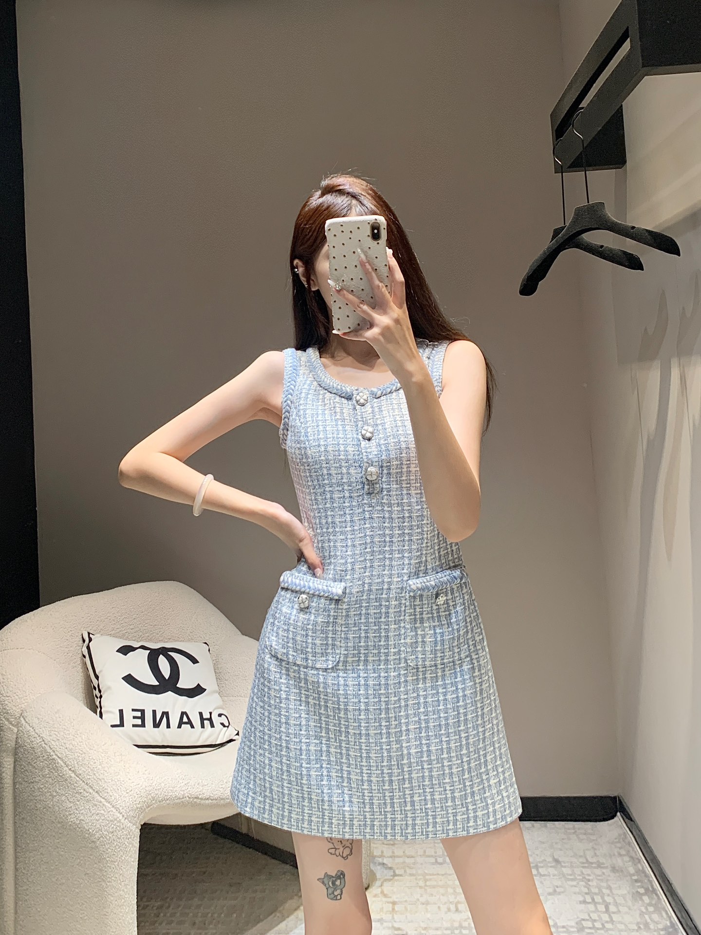 NO:312807,Crack Chane* 24Fw early autumn new style blue and white plaid tweed sleeveless vest dress | Exclusive high-end production!  Whether you wear it in the inner layer or wear it alone, it can make people shine and stylish, exquisite, and break the monotony brought by pure tones. Just a casual look is very good~ the high-end feeling is about to come out!  Highly recommended!  Bounce it all for me!  S/M/L, Chanel, skirts, alexander wang19860909批 Chane* 24Fw早秋新款 蓝白格纹粗花呢无袖背心连衣裙丨独家高版出品！无论做内搭还是单穿都能让人眼前一亮时髦精致又能打破纯色调带来的单调感 随便凹个造型就很好看呢~高级感呼之欲出！强烈推荐！都给我冲！现货发售S/M/L,,chanel,skirts,alexander wang,Women's clothing