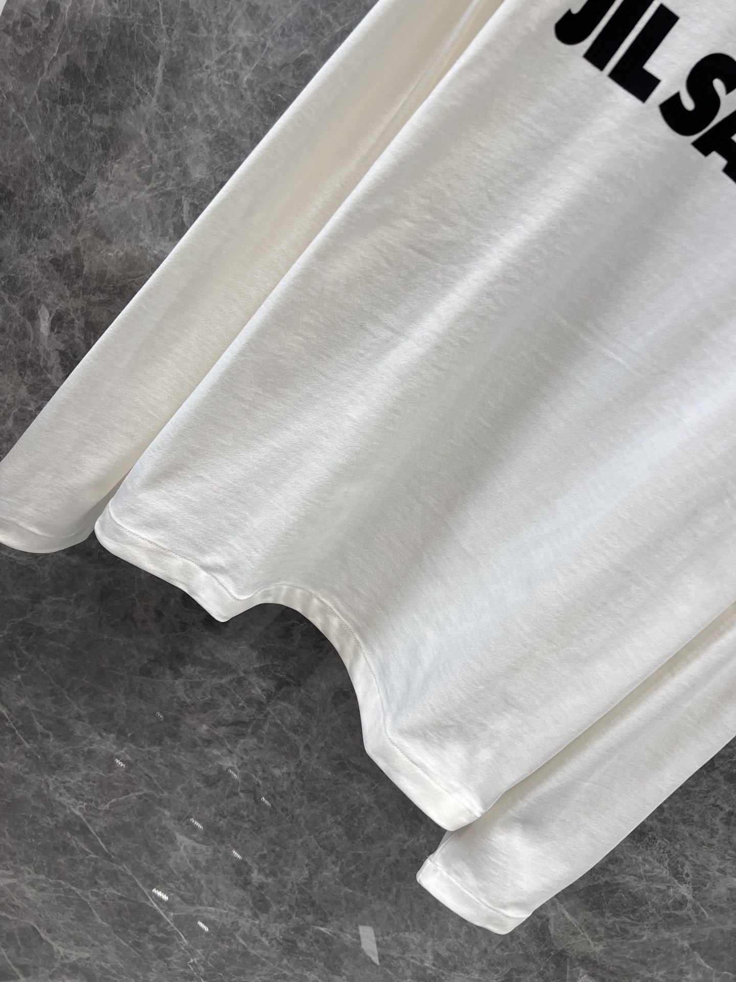 New 24FW High-Quality Female Outfits with Logo-Printed T-Shirts – Exclusive and Comfortable - 图片 5