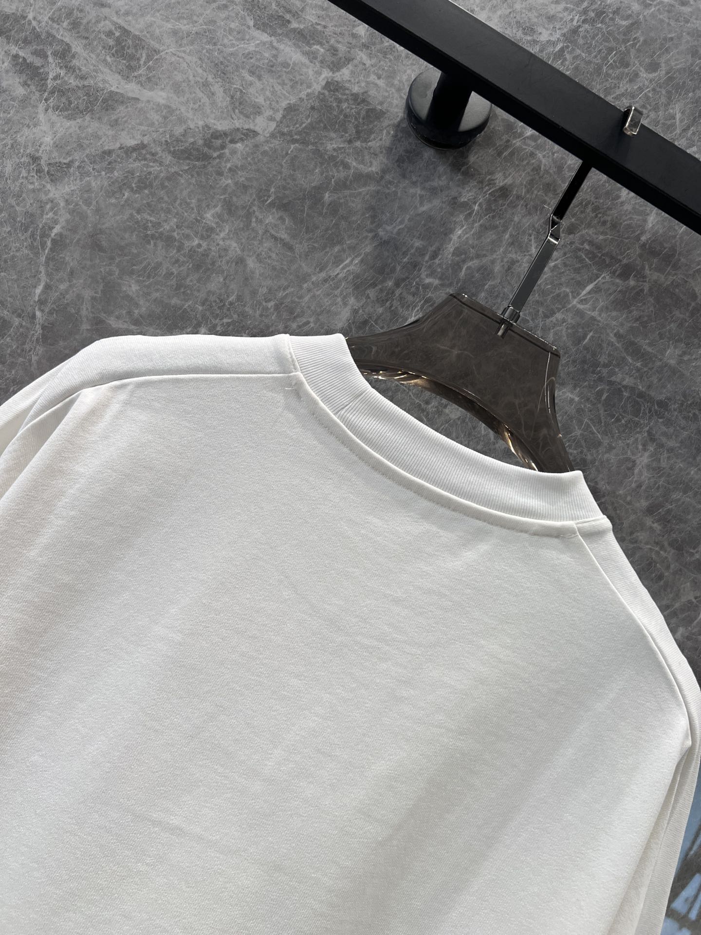 New 24FW High-Quality Female Outfits with Logo-Printed T-Shirts – Exclusive and Comfortable - 图片 4