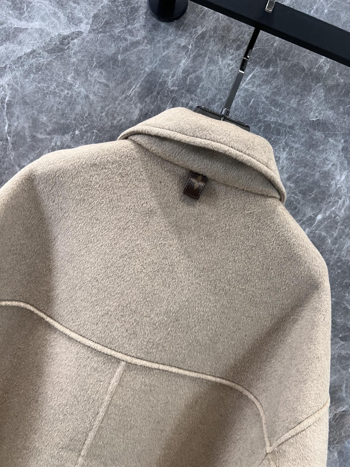 New Louis Vuitton Women’s Outfit with Imported Wool, Classic LV Design, Large Pockets - 图片 5