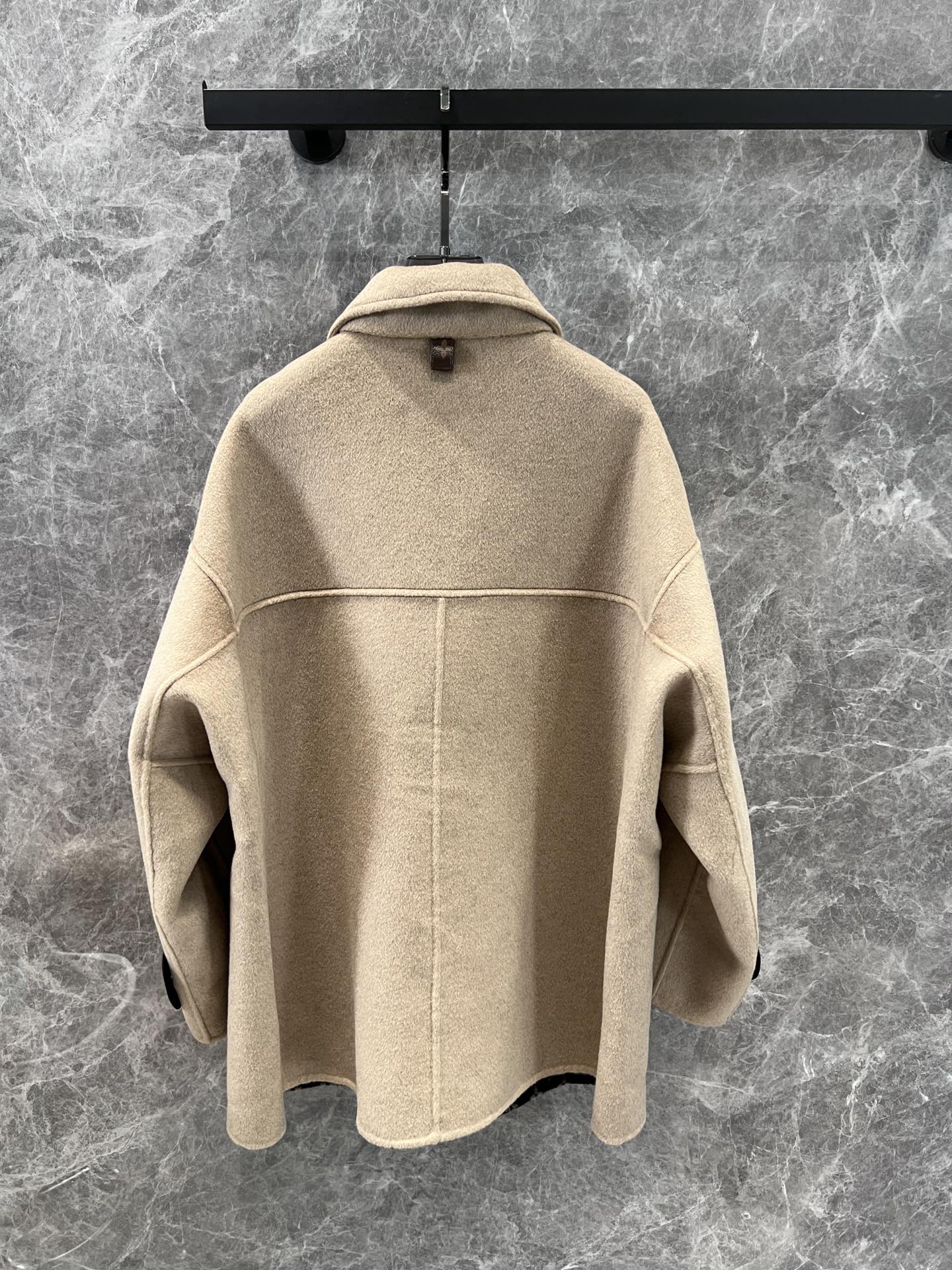 New Louis Vuitton Women’s Outfit with Imported Wool, Classic LV Design, Large Pockets - 图片 3
