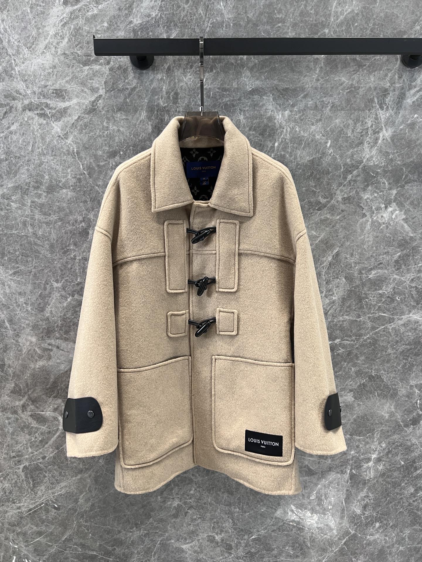 New Louis Vuitton Women’s Outfit with Imported Wool, Classic LV Design, Large Pockets - 图片 1