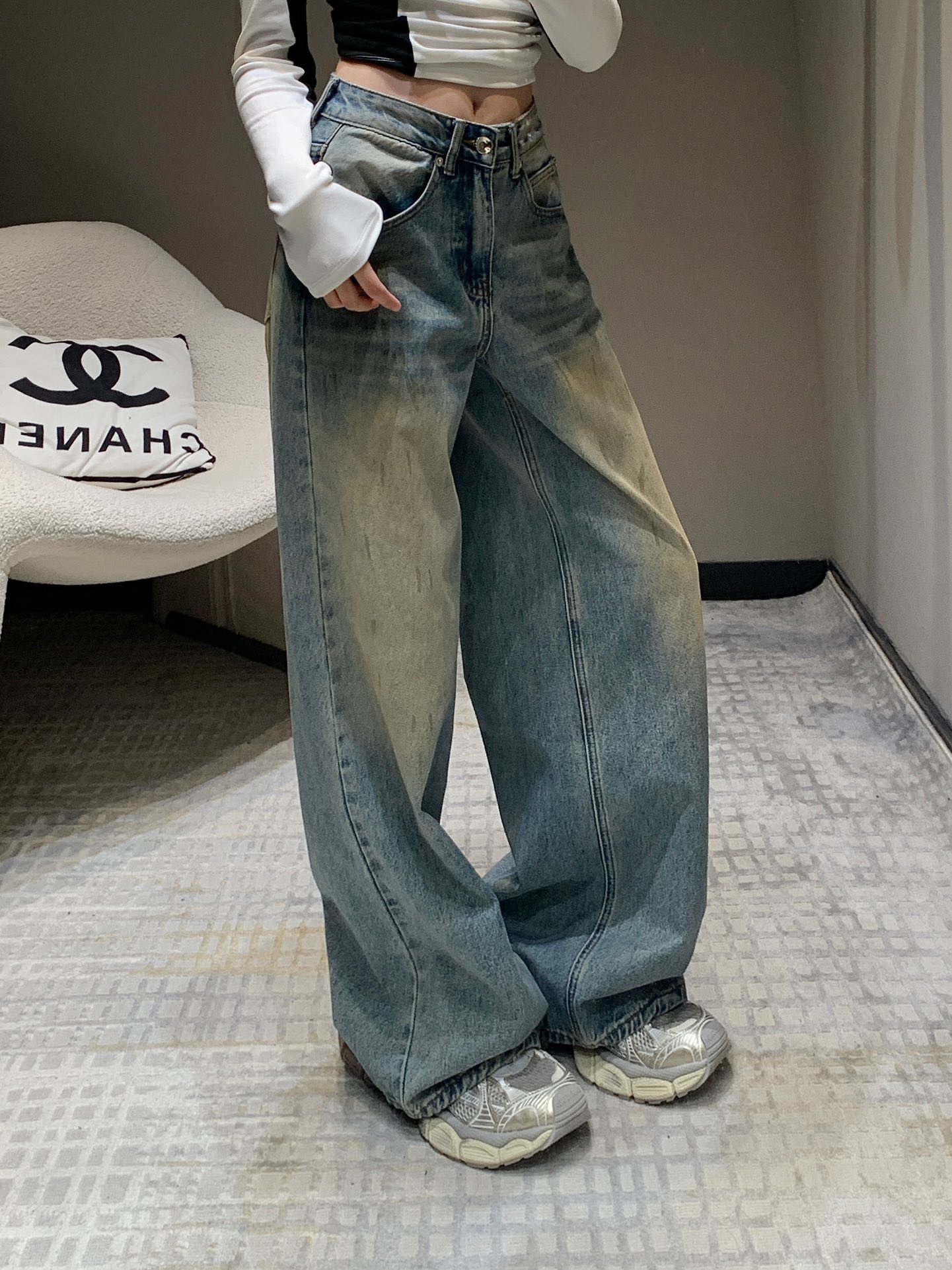 NO:316701,Comment Yang Mi’s style of wasteland style old jeans and goddess pants are coming!  !  You can definitely get rid of the feeling of passers-by when you go out on the street!  Use organic cotton denim fabric wasteland personalized old style loose style lazy style. Any body shape can be used without picking on people~ A pair of jeans that combine fashion and practical wearability can show their temperament and custom hardware accessories at will, full of texture~ S/M/L, jeans, alexander wang19860909批 杨幂同款废土风做旧牛仔裤女神裤来袭！！出街上身绝对能摆脱路人感！采用有机棉牛仔面料废土个性做旧风格宽松版型慵懒style 任何身形都可以驾驭不挑人穿~ 时髦度和实穿性兼备的一款牛仔裤随意一搭都很显气质定制五金配件,质感满满~ 现货发售S/M/L,,jeans,alexander wang,Women's clothing