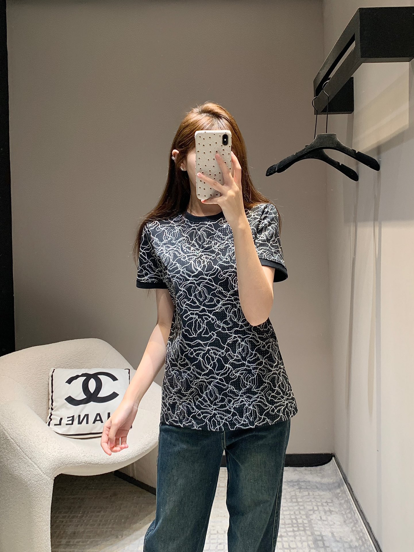 NO:296758,Crack Chane* 25C ​​early spring new style heavy industry embroidered iron diamond round neck short-sleeved T-shirt | Exclusive yb development!  High-end production!  Round neck, straight shoulder short-sleeved style, threaded edges and large body form a contrasting color effect, ready-made garments are covered with embroidered threads, like camellia petals are layered, double C is hidden in it, and the diamonds are blessed with the blessing of the ready-made garments are gorgeous and exquisite, a heavy-duty and irresistible item, showing high-end tone, regular style, dressing is not picky about the figure, match it at will to create a delicate and elegant temperament, with anti-counterfeiting logo, embroidered due to craftsmanship, fairies are recommended to wear a base strap inside, the same is true for counter YB, Ceiling level, S/M/L,,chanel, T-shirt,tees, t-shirt,alexander wang19860909批 Chane* 25C早春新款 重工刺绣烫钻圆领短袖T恤丨独家yb开发！高版出品！圆领正肩短袖版型 螺纹包边与大身形成撞色效果 成衣通体满铺刺绣走线钩花 宛若山茶花瓣层层叠叠 双C隐藏其中 烫钻加持融入 成衣华丽且精致 一件重工且无法抗拒单品 彰显高级调性 常规版型 穿搭不挑身材 随意搭配出精致优雅气质 带有防伪标识 因工艺绣花 皮肤敏感仙女建议内搭打底吊带 专柜YB也是如此 天花板级别 现货发售S/M/L,,chanel,T-shirt,tees，t-shirt,alexander wang,Women's clothing