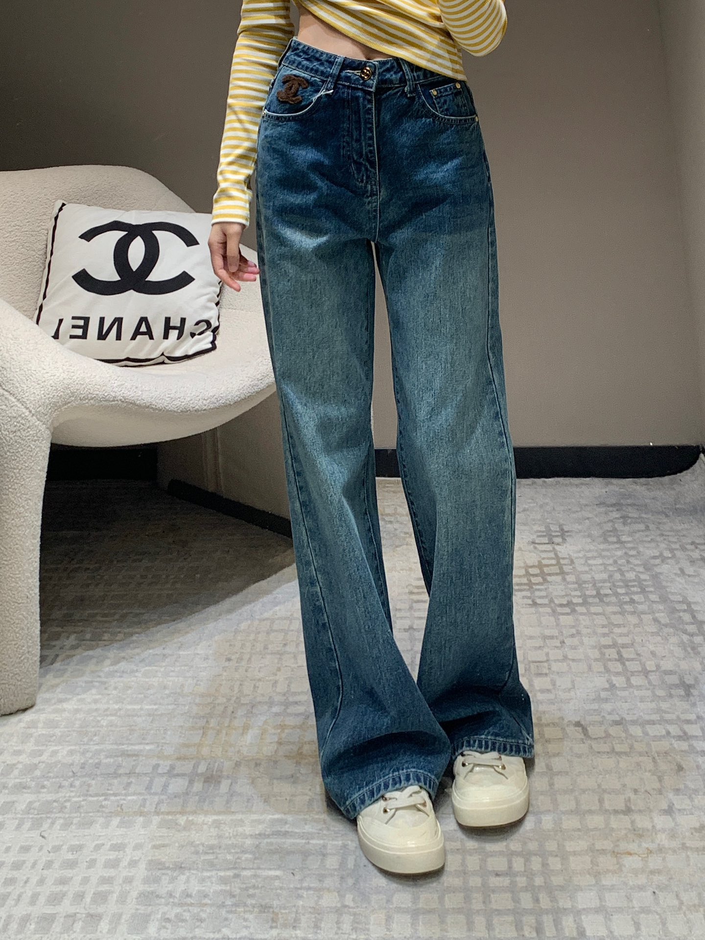 NO:313450,Category Chane* 24Fw autumn and winter new style logo towel embroidered straight regular style jeans | Exclusive high-end production!  All imported machine three-dimensional towel embroidery!  Basically, you can wear sweatshirts and long sleeves and go out on the street, they are perfect, clean and neat, and they don’t pick on their figure. They are simply a skilled person with hiding flesh. It’s not a problem to wear long legs of 1.8 meters!  S/M/L, Chanel, hoodie, sweatshirts, jeans, alexander wang19860909批 Chane* 24Fw秋冬新款 logo毛巾绣直筒常规款牛仔裤丨独家高版出品！全部进口机器立体毛巾绣！基本随意搭配卫衣长袖出街都是完美干净利落不挑身材,简直藏肉小能手,穿出一米八的大长腿不是问题！现货发售S/M/L,,chanel,hoodie,sweatshirts,jeans,alexander wang,Women's clothing