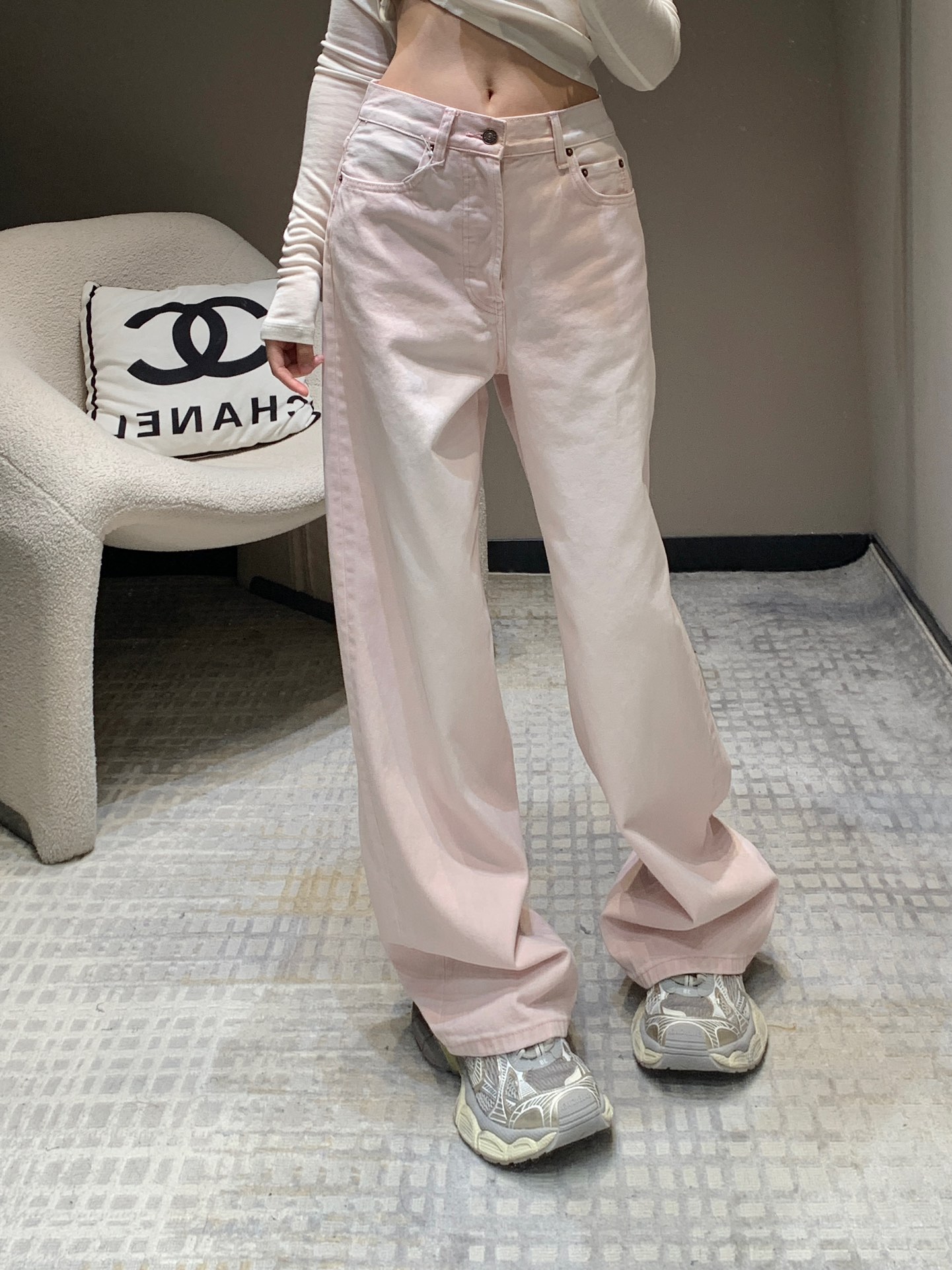 NO:298337,Acne Studio*s 24Fw autumn and winter new style simple pink jeans | exclusive high-end production!  Choose high-woven and high-density twill fabric. Light pink color with very good color washing. Soft and skin-friendly material. First-class texture. This style is very gray and beautiful when paired with any item. The upper body has its own temperament. The simple style is very versatile and fashionable to show its temperament!  Custom hardware accessories for trousers with three-dimensional cut and slimming legs, full of texture~ S/M/L, acne studios, jeans, alexander wang19860909批 Acne Studi*s 24Fw秋冬新款 简约粉色牛仔裤丨独家高版出品！选用高织高密斜纹面料 水洗对色非常好看的浅粉色系 柔软亲肤材质 质感一流这款搭配任何单品都灰常好看 上身自带气质INS感简约款式很百搭时髦显气质！裤身立体裁剪显瘦显腿长定制五金配件,质感满满~现货发售S/M/L,,acne studios,jeans,alexander wang,Women's clothing