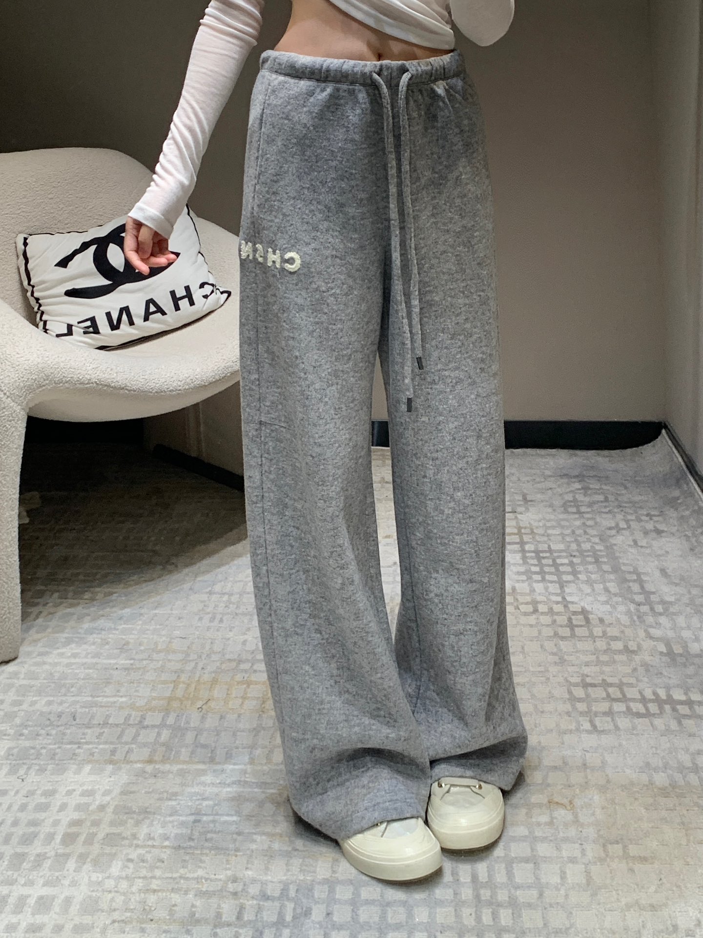 NO:296595,Chane* 24Fw autumn and winter new style wool blend casual wide-leg pants | Exclusive high-end production!  Elastic waist craftsmanship, high-order fabrics are more comfortable to skin, huge and beautiful, contrasting towel velvet decoration, a versatile item that must be purchased in autumn and winter, a leisurely goddess artifact!  The temperament of a young girl with a younger age is elegant and sweet!  The style is versatile and not picky about others. It is beautiful!  Workmanship quality depends on the details ~ S/M/L is available in stock, chanel, alexander wang19860909批Chane* 24Fw秋冬新款 羊毛混纺休闲阔腿裤丨独家高版出品！松紧腰工艺 高订面料亲肤感更舒适 版型巨好看 撞色毛巾绒装饰 秋冬必入的百搭单品 悠闲女神神器！减龄少女风气质优雅不失甜美！版型百搭不挑人上身美的不要不要的！做工品质看细节~现货发售S/M/L,,chanel,alexander wang,Women's clothing