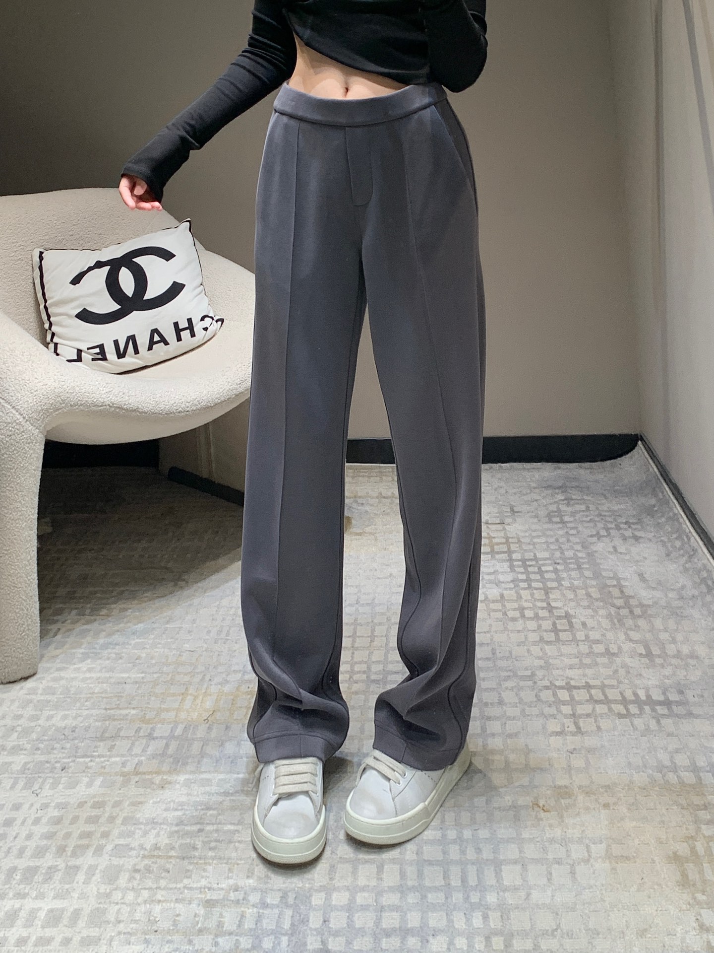 NO:313750,lulu*24Fw autumn and winter new style softscale mid-slit mid-waist trousers | Exclusive high-end production!  The material is thick and has a bit of suede feel. The style of the magic pants depends on lulu!  The newly added mid-slit design of pants makes the legs look straight visually, and also lengthens the leg lines. The fake pocket on the butt is slim and slim. The unintentional old-fashioned temperament is relaxed and casual!  Just right, it looks slimming and doesn't weigh on your height, warm and comfortable!  The pants are pretty good, no matter how you match them, it's good!  S/M/L, alexander wang19860909lulu*24Fw秋冬新款 softstreme中缝中腰长裤丨独家高版出品！料子厚实,带点绒面的感觉,神裤版型还得看lulu！新添加裤中缝的设计,视觉上显腿直,同时也拉长腿部线条,屁股假口袋修身绝了,不经意的老钱气质,松弛休闲到底！恰到好处显瘦 而且不压身高,温暖又舒适！裤子颜值还很高 怎么搭配都好！现货发售S/M/L,,alexander wang,Women's clothing