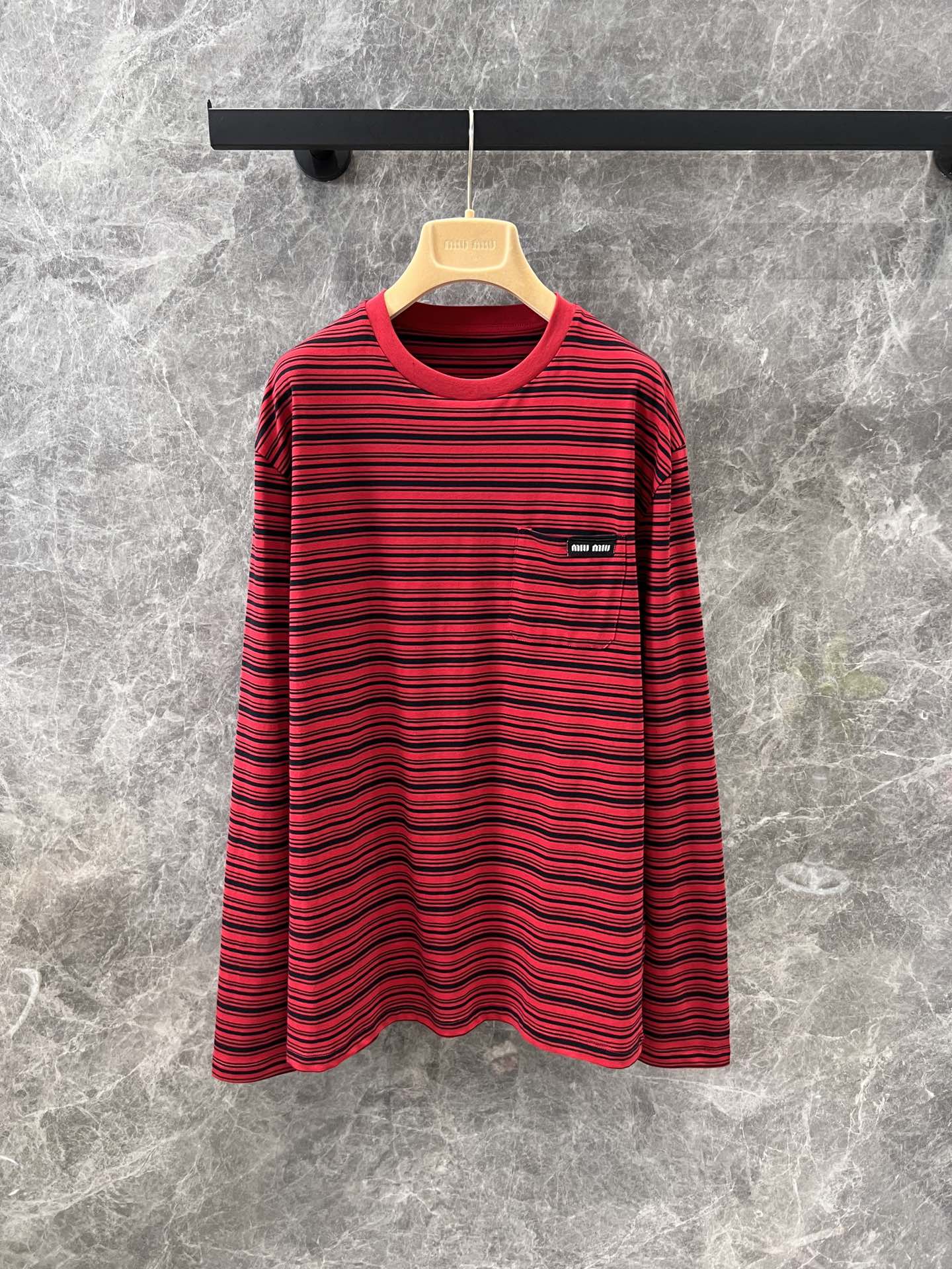 NO:547807,aSupports exchange Miumi* 25Fw early autumn new style red striped round neck loose pullover long-sleeved T-shirt丨Exclusively developed by yb!  High quality production!  Non-sexist and unisex tailoring, same style for men and women!  The overall design has a bit of OS's lazy feel. The volume is loose, not only high-end and durable, but also visually slimming and easily creating a comfortable sense of relaxation!  It has an American lazy atmosphere, the entire piece is oversized, and there are no restrictions on body shapes. It is also taken care of by miu. Ready-made S/M/L real-shot details, miumiu, versace, tees, t-shirt, alexander wang19860909a支持换款 Miumi* 25Fw早秋新款 红条纹圆领宽松套头长袖T恤丨独家yb开发！高版出品！无性别主义中性风剪裁,男女同款！整体设计带点OS小慵懒的feel,体量宽松、不仅高级耐看、又能视觉显瘦轻松营造出一种舒适的松弛感！自带一种美式慵懒氛围、整件oversize版型,对身材也不会有限制、又被miu家拿捏住了现货发售S/M/Ｌ实拍细节图,,miumiu,versace,tees，t-shirt,alexander wang,Women's clothing
