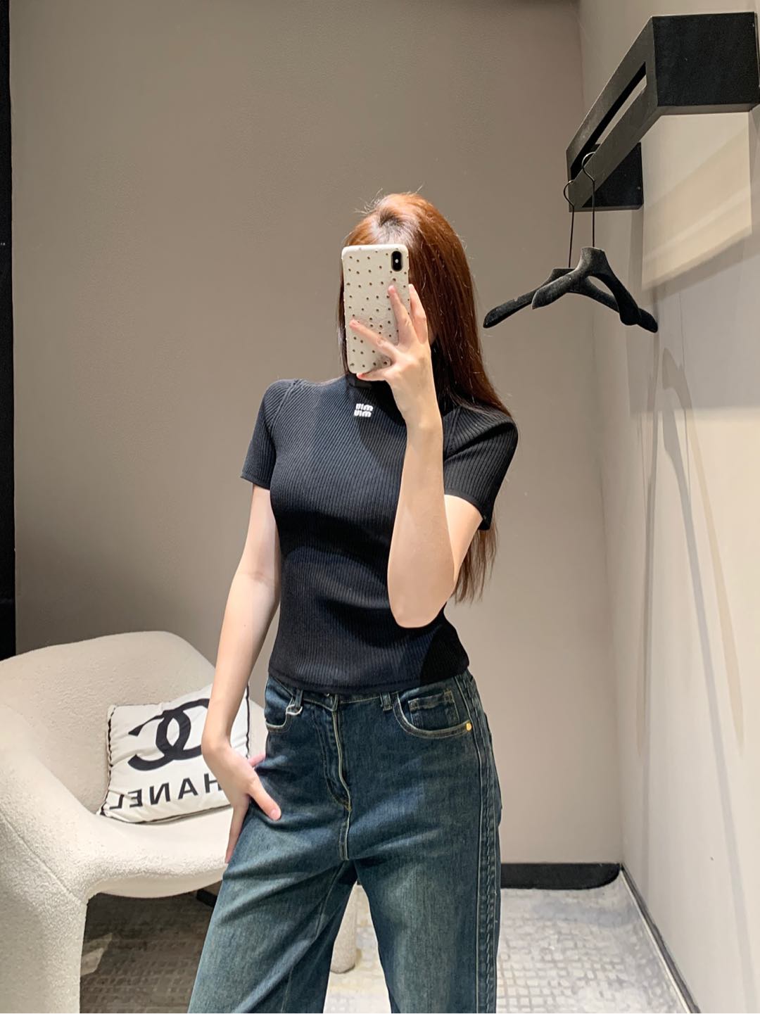 NO:296610,Batch Miumi* 25Ss early spring new model, micro-label embroidered elastic base short-sleeved sweater | Exclusive yb development!  High-end production!  The perfect length of the clothes is super inclusive and has a versatile style!  It is really hard not to make people feel moved by the simple embroidered logo~ Whether it is worn alone or layered, it is YYDS customized yarn. The texture is excellent, the comfort and close-fitting are all intimate. Details are online. Sisters, just feel at ease!  S/M/L, miumiu, T-shirt, alexander wang19860909批 Miumi* 25Ss早春新款 微标刺绣弹力打底短袖针织衫丨独家yb开发！高版出品！恰到好处的衣长上身包容性超强 百搭版型绝绝子！简约刺绣小logo真的很难不让人心动啊～无论单穿还是叠穿都是YYDS定制纱线 质感超赞 舒适感贴身穿着都 细节在线 姐妹们 放心入就对了！现货发售S/M/L,,miumiu,T-shirt,alexander wang,Women's clothing