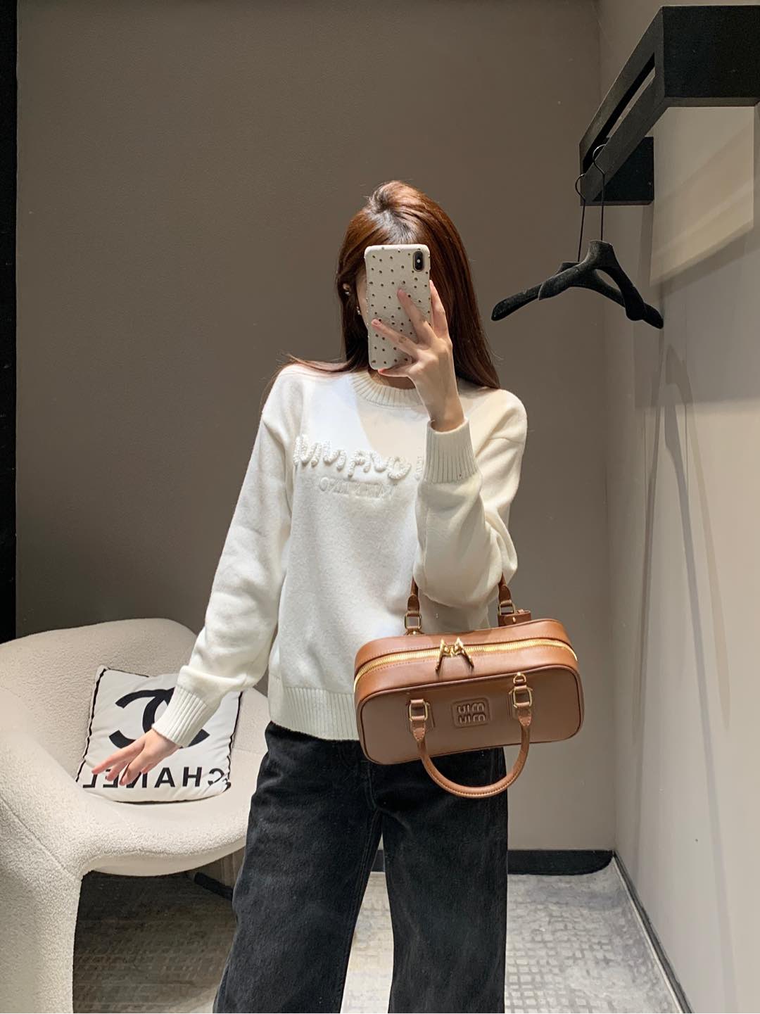 NO:294667,Batch Valentin* 24FW autumn and winter new style round neck crochet beaded knitted sweater丨Exclusive high-end production!  The wide threaded edges on the neckline cuffs echo the hem of the clothes. The three-dimensional flower letter pattern on the chest is decorated with beads. The details are eye-catching. The three-dimensional logo adds a sense of winter snow, highlights the high-end positioning and fashionable tone. The regular style of the front shoulder style is right!  S/M/L, valentino, sweaters, alexander wang19860909批 Valentin* 24FW秋冬新款 圆领钩花订珠针织毛衣丨独家高版出品！领口袖口宽螺纹包边与衣摆相呼应 胸前装点订珠立体花体字母图案 细节吸睛满分 立体徽标增添冬日雪地氛围感 彰显高级定位和时尚调性 正肩款常规版型 放心入就对了！现货发售S/M/L,,valentino,sweaters,alexander wang,Women's clothing