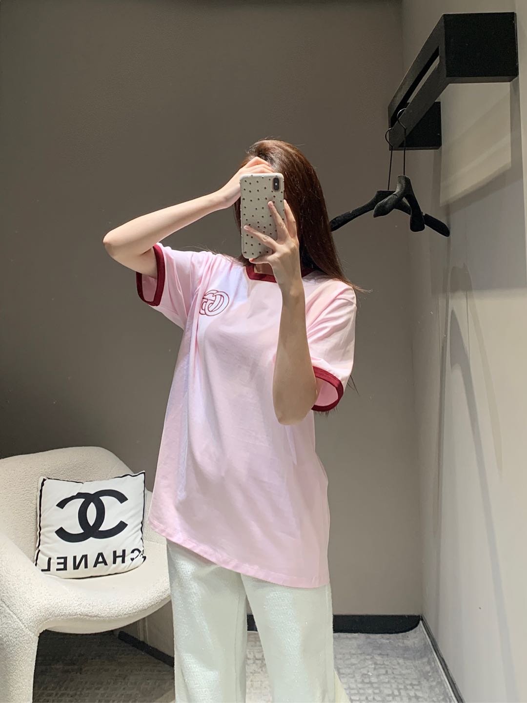 NO:294593,Bulk Gucc* 25Ss Early Spring New G-letter Embroidered Round Neck Short-sleeved T-shirt丨Exclusive high-end production!  The upper body is super cool and has 100% customized fabrics, which are slightly loose and easy to control!  The most beautiful items that trendy people must stock up on the street, and they can easily wear them in a fashionable and versatile must-have item series~ Who doesn’t have a T-shirt that is easy to wear and pleasing to look at!  S/M/L, gucci, T-shirt,tees, t-shirt,alexander wang19860909批 Gucc* 25Ss早春新款 G字母刺绣圆领短袖T恤丨独家高版出品！上身超酷回头率百分百采用定制面料 微宽松款轻松驾驭！潮人必囤的好看单品,轻松穿出街头感时髦百搭必入单品系列～谁还没有一件好穿又耐看的T恤呢！现货发售S/M/L,,gucci,T-shirt,tees，t-shirt,alexander wang,Women's clothing