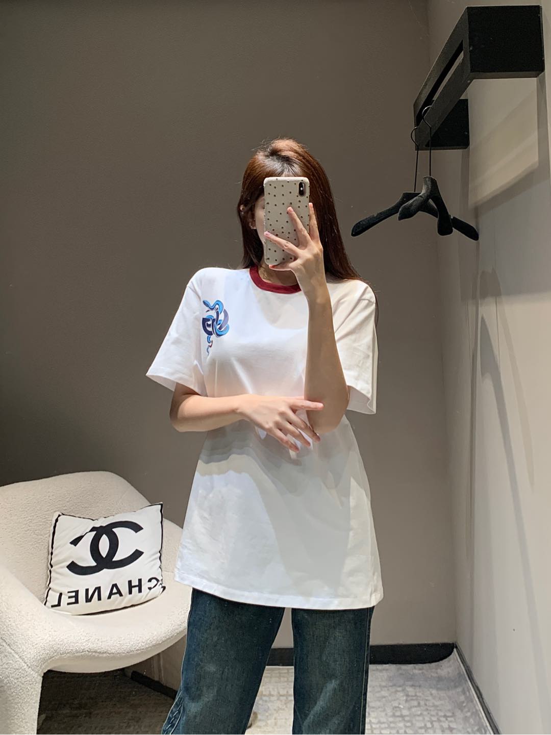 NO:294585,Bulk Gucc* 25Ss early spring new style, Lingser wrapping logo pattern printed round neck short-sleeved T-shirt丨Exclusive high-end production!  A golden snake with a rich waist, simple and attractive classic style!  Customized YB imported native cotton material, crisp, comfortable and stylish, shoulder-drop design, threaded edging, add to the styling layering, loose fitting to accommodate body, surface auxiliary material development, loose and casual style, daily commuting, same style as men and women, fashionable and fashionable, on-site S/M/L,, gucci, T-shirt,tees, t-shirt,alexander wang19860909批 Gucc* 25Ss早春新款 灵蛇缠绕logo图案印花圆领短袖T恤丨独家高版出品！金蛇相伴 腰缠万贯 简单耐看经典版型！定制YB进口原生全棉材质 挺括舒适有型 落肩设计螺纹包边 增添造型层次感 宽松版型包容身材 面辅料开发 穿搭松弛休闲风格 日常通勤男女同款时髦洋气 现货发售S/M/L,,gucci,T-shirt,tees，t-shirt,alexander wang,Women's clothing