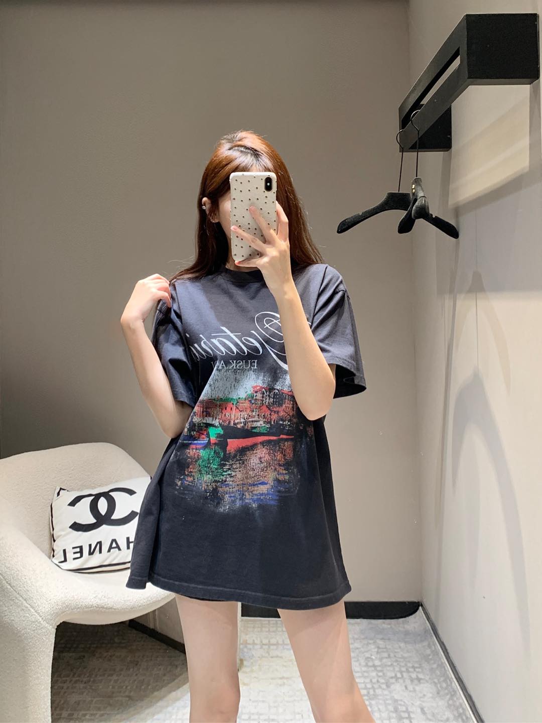 NO:295258,Batch Balenciag* 25Ss Early Spring New Getaril Tubular Washed Aged Loose Short Sleeve T-shirt | Exclusive High-end Production!  Print design is eye-catching. American retro feel is a must for trendy people on the street. It can be used as a couple model. The upper body is super cool and the return rate is 100% customized fabric. The printing process is very complex and the pattern is vivid and high-end, labor-intensive and time-consuming. The slightly loose model is easy to control!  The most beautiful items that trendy people must stock up on the street, and they can easily wear them to create a fashionable and versatile must-have item series~ Who doesn’t have a T-shirt that is easy to wear and pleasing to look at this summer!  S/M/L, balenciaga, T-shirt,tees, t-shirt,alexander wang19860909批 Balenciag* 25Ss早春新款 Getaril Tubular水洗做旧宽松短袖T恤丨独家高版出品！印花设计 亮眼吸睛 美式复古感十足潮人出街必备 可当情侣款哦上身超酷回头率百分百采用定制面料 印花工艺非常复杂 图案生动高级 费力费时 微宽松款轻松驾驭！潮人必囤的好看单品,轻松穿出街头感时髦百搭必入单品系列～这个夏天谁还没有一件好穿又耐看的T恤呢！现货发售S/M/L,,balenciaga,T-shirt,tees，t-shirt,alexander wang,Women's clothing