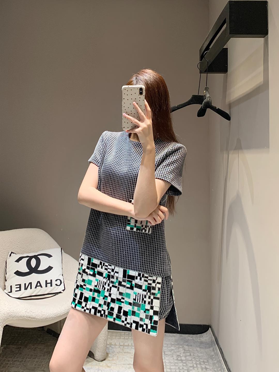 NO:295263,Crack Chane* 25C ​​early spring new style Heavy Industry woven bead sheet dress丨Exclusive high-end production!  Customized YB imported tweed material, high-quality texture, crisp and stylish, round neck dress style, large body based on large area of ​​black and white plaid, visual tone, literary and low-key, high-end and crisp shape, hand-made beads on the skirt, visually sewn with mosaic patterns, dazzling green and white break the dullness, echoing the single-sided pocket, rich design levels, creating the brand's exclusive temperament and socialite style, daily wear and fashionable items~ S/M/L, chanel, skirts, alexander wang19860909批 Chane* 25C早春新款 重工编织珠片连衣裙丨独家高版出品！定制YB进口粗纺花呢材质 质感高级 挺括有型 圆领连衣裙版型 大身以大面积黑白格纹为基础 视觉基调文艺低调 造型高级挺括 裙摆手工珠片缝制出马赛克图案视觉 亮眼的绿色白色打破沉闷感 与单侧口袋呼应 设计层次丰富 打造品牌专属气质名媛风格 日常穿搭洋气单品～现货发售S/M/L,,chanel,skirts,alexander wang,Women's clothing
