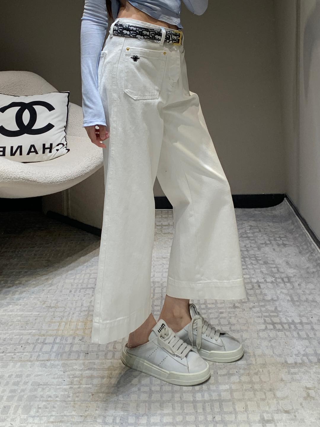 NO:297366,Batch Dio* 25Ss early spring new style custom belt decorative double pocket jeans | Exclusive high-end production!  It uses high-end customized fabrics, which make denim very comfortable to wear, regular design, good inclusiveness, contrasting metal decoration adds visual charm, and the pattern of the pants will be very delicate, which is a very good fabric!  Perfect workmanship quality depends on the details!  S/M/L,dior,jeans,alexander wang19860909批 Dio* 25Ss早春新款 定制腰带装饰双口袋牛仔裤丨独家高版出品！采用高端定制面料,牛仔穿起来非常舒适,常规设计,包容性好,撞色金属装饰 增添视觉魅力,而且裤子的纹路会非常细腻,是非常好的面料！完美做工品质看细节！现货发售 S/M/L,,dior,jeans,alexander wang,Women's clothing