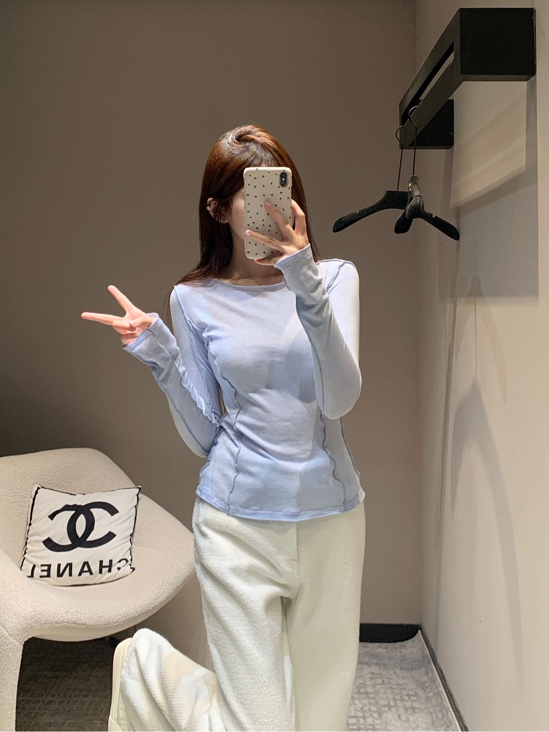 NO:297371,Crack Chan* 25Ss early spring new style Tensil wool long-sleeved base shirt丨Exclusive high-end production!  Exquisite small label embroidery decoration, slim fit style, huge slim upper body!  Customized latest craftsmanship, low-key and luxurious!  A must-have item for fashionable things unlocks all outfits!  Determine the quality of my home!  Classic items are fashionable and high-end, and the classic style is versatile and not picky!  S/M/L, chanel,alexander wang19860909批 Chan* 25Ss早春新款 天丝羊毛长袖打底衫丨独家高版出品！精致小标刺绣装饰 修身版型上身巨显瘦！定制最新工艺 低调奢华！时髦精必备单品解锁所有穿搭！认准我家品质！经典单品时髦又高级 经典版型百搭不挑人！现货发售 S/M/L,,chanel,alexander wang,Women's clothing