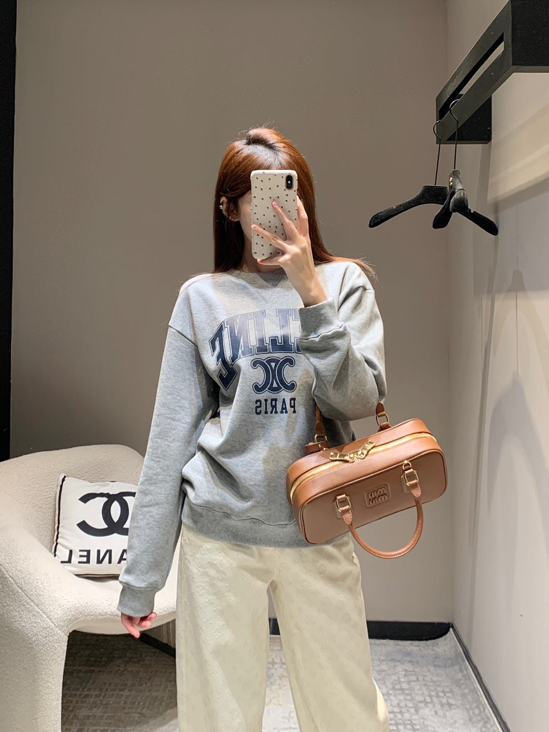 NO:310802,Celin* 25Ss early spring new style Arc de Triomphe alphabet printed round neck sweatshirt | Exclusive high-end production!  Loose round neck sweatshirt cut, shoulder-drop threaded edge design, chest arrangement using color contrast, printed Arc de Triomphe pattern is added to the letter logo, the arch is curved to present a three-dimensional sense, creating a casual and beautiful atmosphere, fashionable and high-end feel immediately, the color collision is full of eye-catching, creating a personal style, relaxed and lazy, and the inner wear is outstanding. S/M/L is available in stock, S/M/L, celine, hoodie, sweatshirts, alexander wang19860909批Celin* 25Ss早春新款 凯旋门字母印花圆领卫衣丨独家高版出品！宽松圆领卫衣裁剪 落肩螺纹包边设计 胸前利用颜色对比排列 在字母徽标增添印花凯旋门图案 拱形弯曲呈现出立体感 营造休闲美高氛围感 时尚高级感立现 色彩碰撞十足亮眼 打造个性风格 松弛慵懒 单穿内搭都出彩 现货发售S/M/L,,celine,hoodie,sweatshirts,alexander wang,Women's clothing