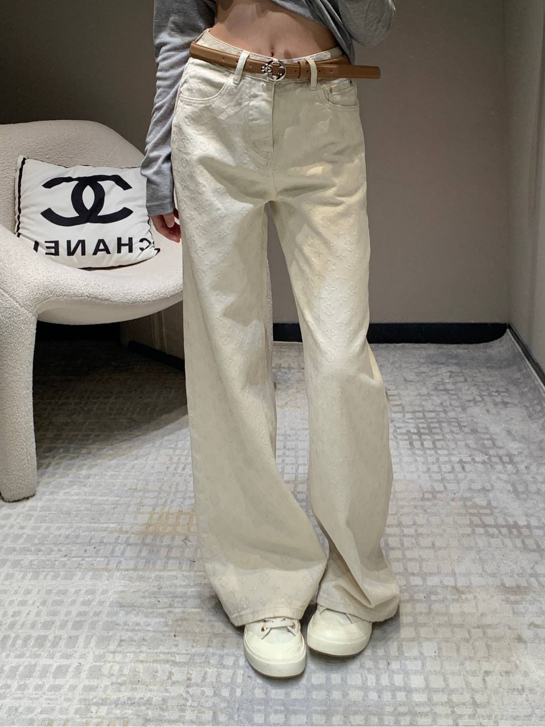 NO:297312,Batch Louis Vuitt*n 25Ss early spring new style Heavy industry jacquard belt jeans | Exclusive high-end production!  The top body is absolutely king jeans. The texture of the pants is really amazing. The straight-leg style is just right. The length of the pants stretches the leg lines to create neat and long legs!  You can easily wear a fashionable and expert look with various tops in daily life~ You can wear any body shape without picking your legs!  Whoever wears it has thin straight and long legs!  It's really easy to wear and it's very popular!  Big recommendation!  Sisters all rushed for me!  S/M/L, louis vuitton, jeans, alexander wang19860909批 Louis Vuitt*n 25Ss早春新款 重工提花腰带牛仔裤丨独家高版出品！上身绝对王炸牛仔裤 裤型质感真的绝了高腰直筒的版型 恰好的裤长 拉伸腿部线条 营造利落大长腿！日常搭配各种上衣都能轻松穿出时尚达人感～不挑腿型 什么身材通通可以穿！谁穿谁是细直大长腿！ 真的好穿到不行 而且出镜率很高！重磅推荐！姐妹们都给我冲！现货发售S/M/L,,louis vuitton,jeans,alexander wang,Women's clothing