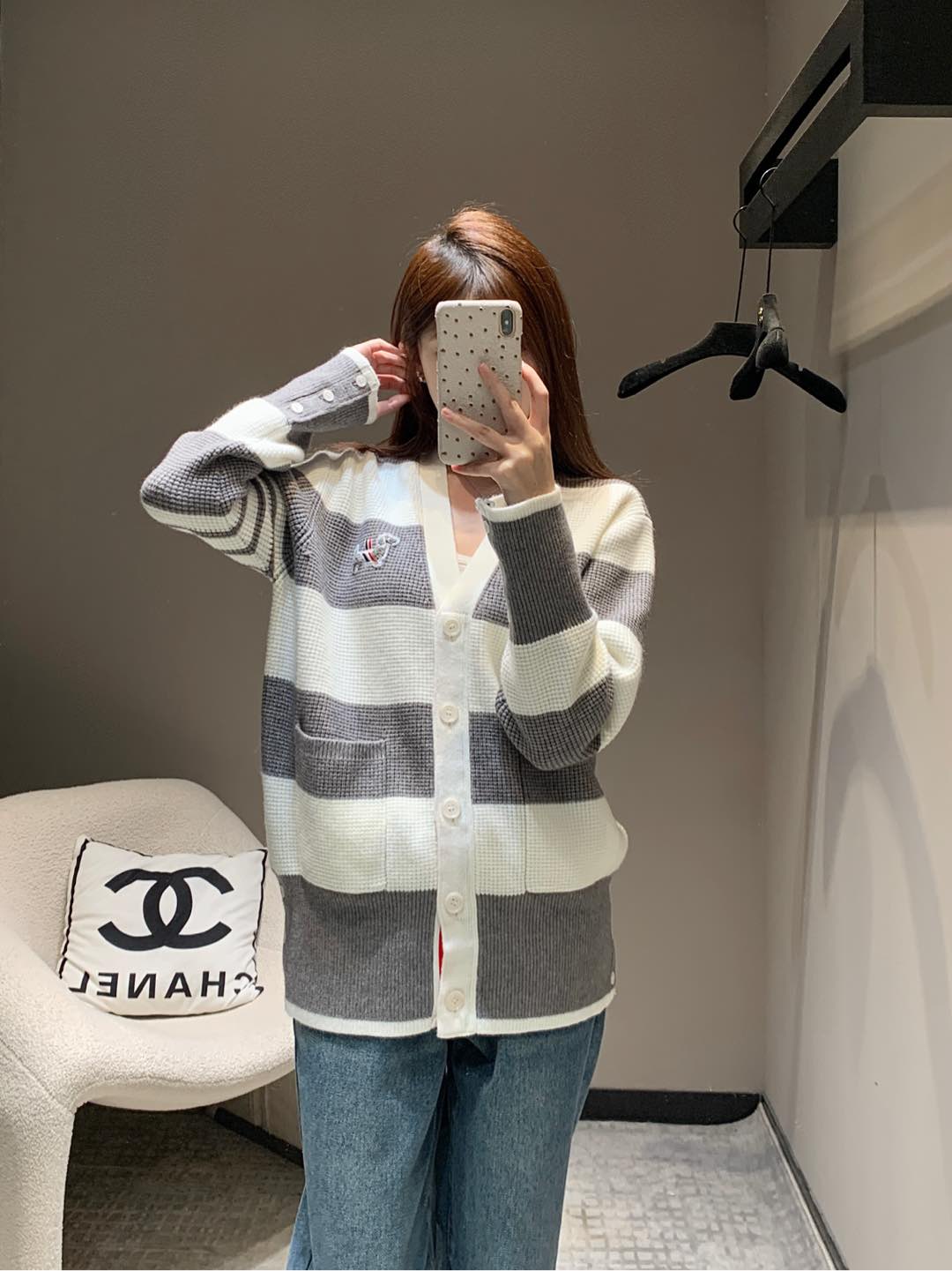 NO:297363,Thom Browne 25Ss early spring new style dog patch v-neck striped knit cardigan | Exclusive high-end production!  The yarn is soft and soft, skin-friendly and has no sense of thorniness. The texture is a bit similar to the waffle. The feel is soft and glutinous, and it is very weighty. The loose style is matched with the V-shaped combination. It has a very tolerant and is relatively loose and casual. It is very suitable for the days to come!  Spot sale One-size (F), alexander wang19860909批Thom Browne 25Ss早春新款 狗狗贴布v领条纹针织开衫丨独家高版出品！纱线质地细软糯 亲肤无扎感 肌理有点类似华夫格的感觉 手感软糯糯的 又很有份量 宽松版型搭配V字开襟的组合 包容度很好 也比较松弛随性 就很适合接下来的日子啊！现货发售 均码（F）,,alexander wang,Women's clothing