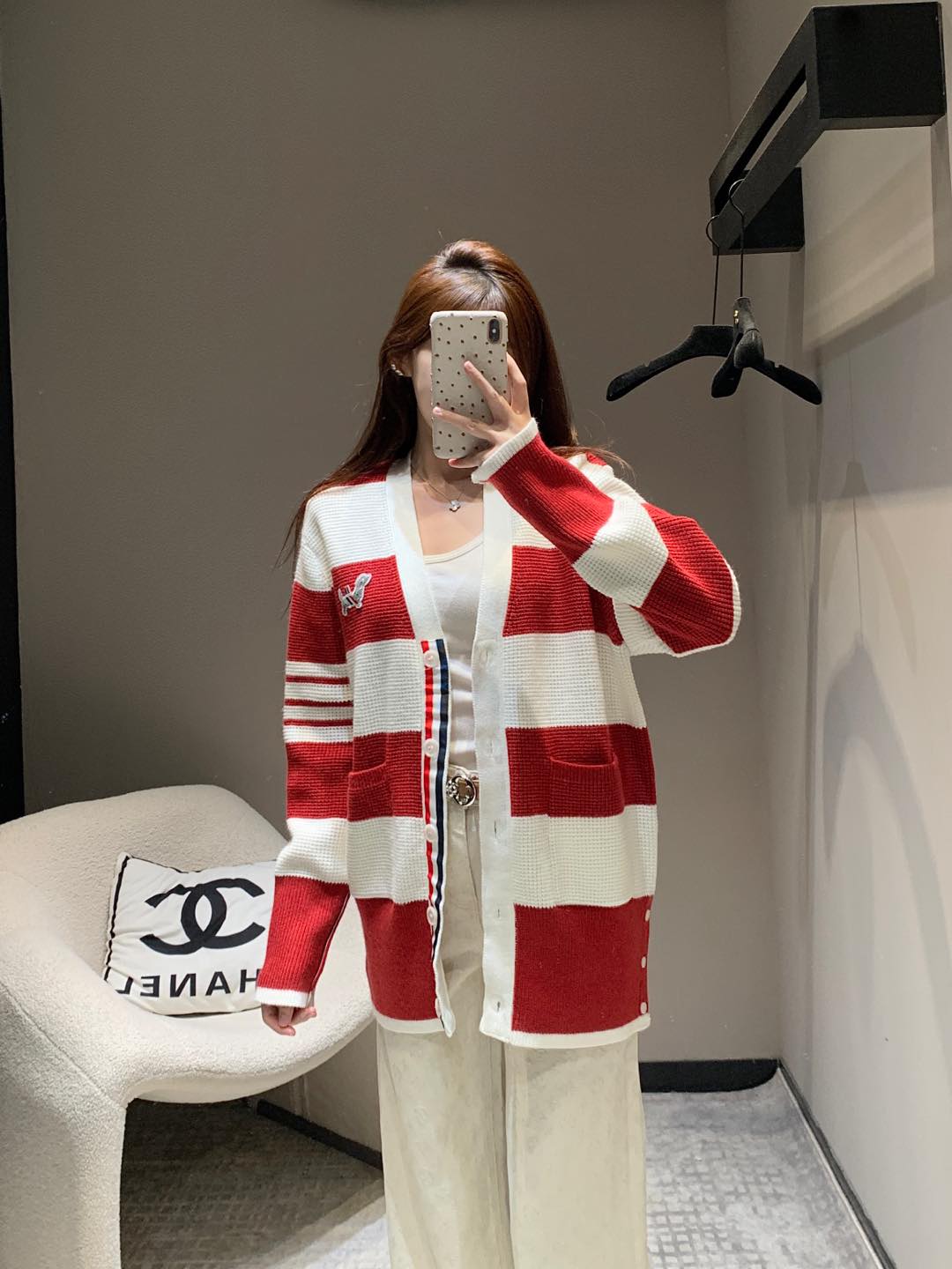 NO:297368,Thom Browne 25Ss early spring new style dog patch v-neck striped knit cardigan | Exclusive high-end production!  The yarn is soft and soft, skin-friendly and has no sense of thorniness. The texture is a bit similar to the waffle. The feel is soft and glutinous, and it is very weighty. The loose style is matched with the V-shaped combination. It has a very tolerant and is relatively loose and casual. It is very suitable for the days to come!  Spot sale One-size (F), alexander wang19860909批 Thom Browne 25Ss早春新款 狗狗贴布v领条纹针织开衫丨独家高版出品！纱线质地细软糯 亲肤无扎感 肌理有点类似华夫格的感觉 手感软糯糯的 又很有份量 宽松版型搭配V字开襟的组合 包容度很好 也比较松弛随性 就很适合接下来的日子啊！现货发售 均码（F）,,alexander wang,Women's clothing