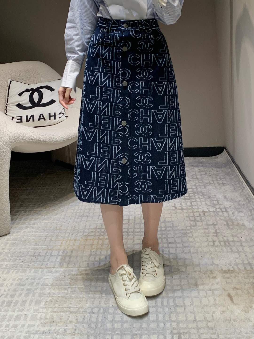 NO:297346,Crack Chane*25Ss early spring new logo letter jacquard high waist A-line breasted skirt丨Exclusive high-end production!  Small girls can easily control the logo jacquard embellishment, the texture of washing water blue is superb, the breasted A-shaped denim skirt, the meat covers the defects, the spot is available S/M/L, chanel, skirts, alexander wang19860909批 Chane*25Ss早春新款 logo字母提花高腰A字排扣半身裙丨独家高版出品！小个子女生也能轻松驾驭 logo提花点缀 洗水蓝质感超赞 排扣A字版型的牛仔半裙 遮肉掩盖瑕疵绝绝子 现货发售S/M/L,,chanel,skirts,alexander wang,Women's clothing