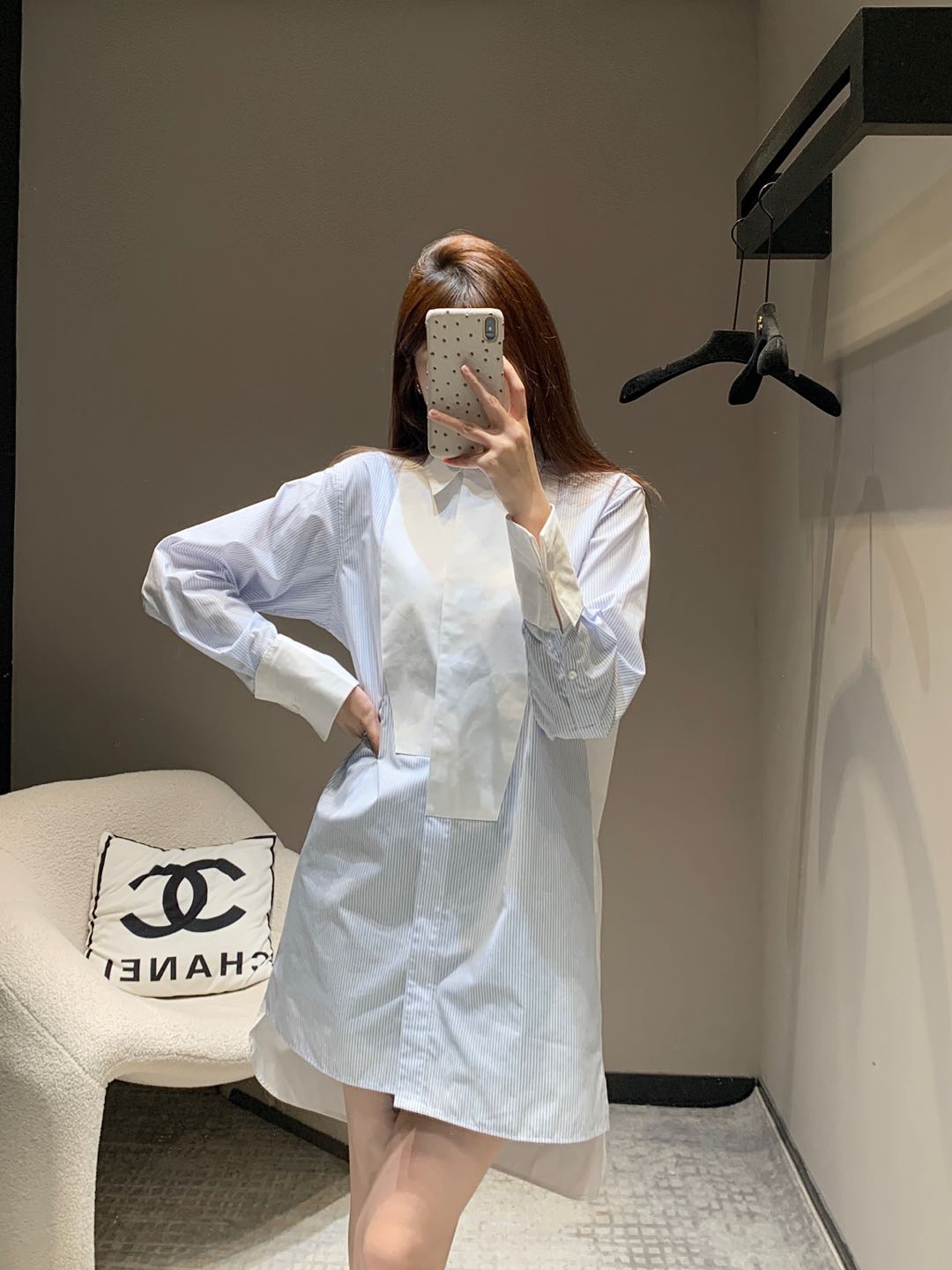 NO:297352,Loew* 25Ss early spring new color-blocking striped long loose shirt丨Exclusive high-end production!  Using structuralism, splicing and asymmetric elements as DNA elements, supplemented by minimalist design techniques, explore the relationship and changes of clothing forms and forms in different spaces~ There is also a fashionable and fashionable style, neutral but not lacking in softness, and can be matched with any bottom in the wardrobe to easily create a relaxed outfit~ S/M/L on sale in stock, loewe,shirts,alexander wang19860909批 Loew* 25Ss早春新款 拼色条纹长款宽松衬衫丨独家高版出品！以结构主义、拼接、不对称元素为DNA元素,辅以极简设计手法,探究服装形态与形式在不同空间 关系和变化~更有一种潮流时尚风范,中性又不失柔美,可以与衣橱里的任何下装搭配,轻松打造松弛感穿搭~ 现货发售S/M/L,,loewe,shirts,alexander wang,Women's clothing