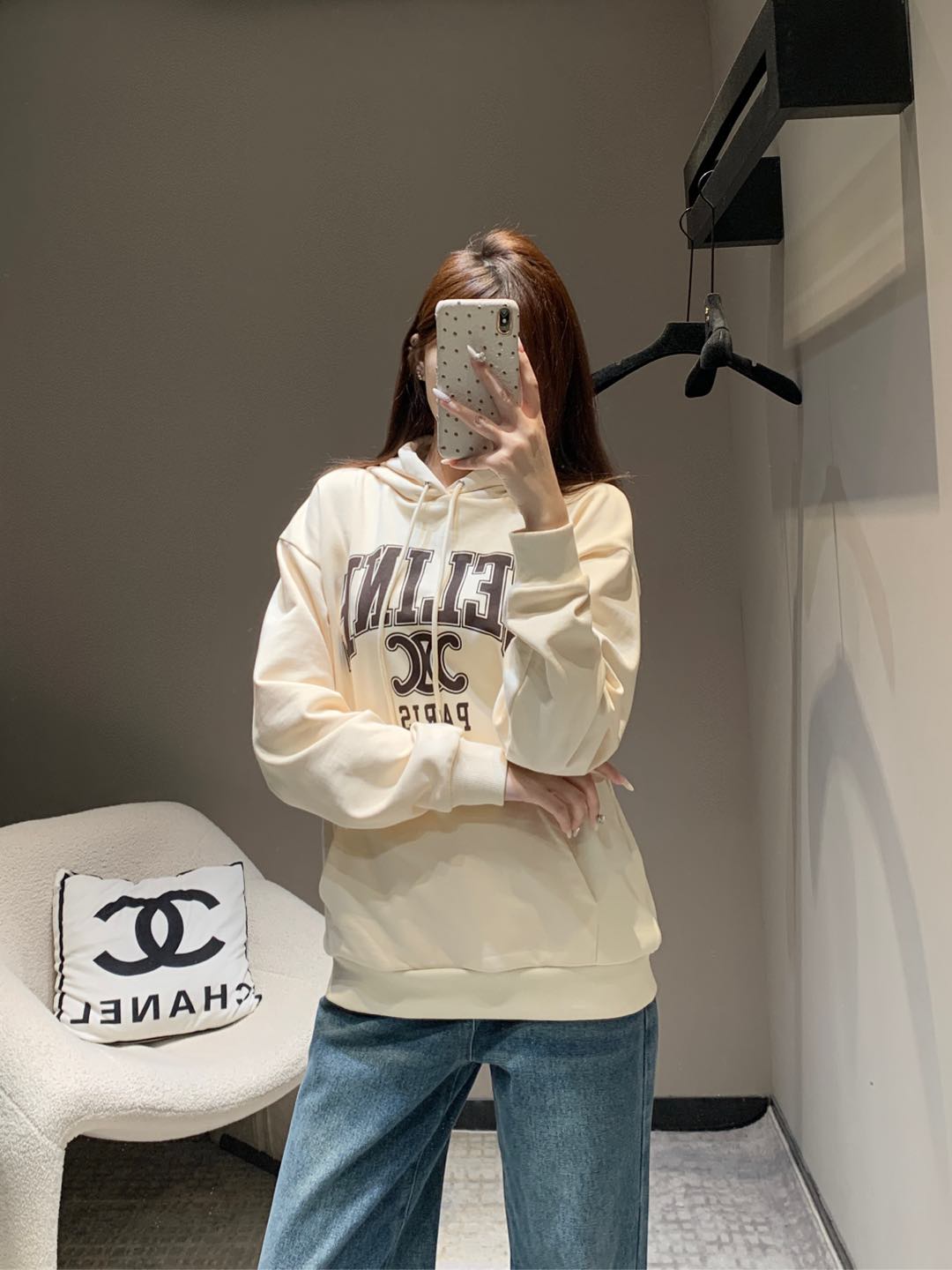 NO:297779,Category Celin* 25Ss Early Spring New Arc de Triomphe alphabet printed hooded sweatshirt | Exclusive high-end production!  Loose hooded sweatshirt cut, shoulder-drop threaded edge design, chest arrangement using color contrast, printed Arc de Triomphe pattern is added to letter logo, arch curved to present three-dimensional sense, creating a casual and beautiful atmosphere, fashionable and high-end feel immediately, color collision is very eye-catching, creating a personal style, relaxed and lazy, and the inner wear is outstanding, S/M/L, celine, hoodie, sweatshirts, hats, alexander wang19860909批 Celin* 25Ss早春新款 凯旋门字母印花连帽卫衣丨独家高版出品！宽松连帽卫衣裁剪 落肩螺纹包边设计 胸前利用颜色对比排列 在字母徽标增添印花凯旋门图案 拱形弯曲呈现出立体感 营造休闲美高氛围感 时尚高级感立现 色彩碰撞十足亮眼 打造个性风格 松弛慵懒 单穿内搭都出彩 现货发售S/M/L,,celine,hoodie,sweatshirts,hats,alexander wang,Women's clothing