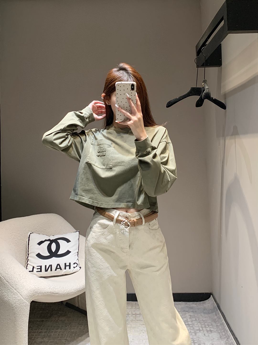 NO:297765,Batch Miumi* 25Ss early spring new style pocket letter embroidered short long-sleeved T-shirt | Exclusive yb development!  High-end production!  Simple and versatile style, it has the lazy tone, it is easy to match. It is really hard not to love the upper body with closed eyes. The upper body is frying and white. A must-have for everyone. S/M/L, miumiu,tees, t-shirt, alexander wang19860909批 Miumi* 25Ss早春新款 口袋字母刺绣短款长袖T恤丨独家yb开发！高版出品！简约百搭款 就是有那种慵懒的调调,很好搭配 闭眼入的款上身整体真的很难不爱 上身炒级显白 人手必备的一款 现货发售S/M/L,,miumiu,tees，t-shirt,alexander wang,Women's clothing