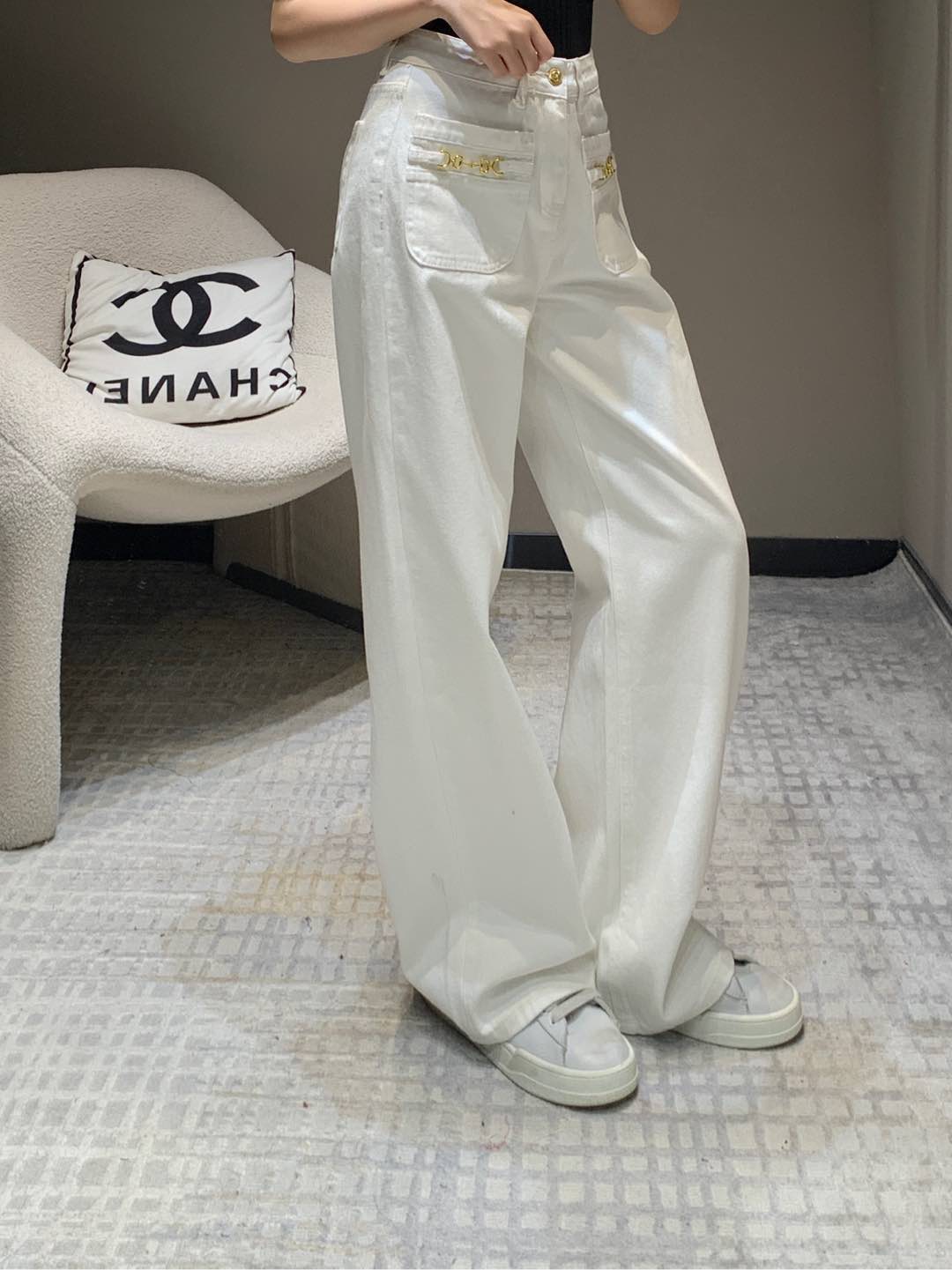 NO:297774,Bulk Gucc* 25Ss early spring new style chain double pocket decorative jean trousers | Exclusive high-end production!  The top body is absolutely king jeans. The texture of the pants is really amazing. The length of the pants is stretched. The legs are cut cleanly and neatly. The drooping feels really great. It is really the top leader in covering the flesh and slimming. It is both A and cool. You can easily go out with various tops in daily life. It doesn’t pick on the legs. You can wear all your figures!  Whoever wears it has thin straight and long legs!  It's really easy to wear and it's very popular!  Big recommendation!  Sisters all rushed for me!  S/M/L, gucci, jeans, alexander wang19860909批 Gucc* 25Ss早春新款 链条双口袋装饰牛仔长裤丨独家高版出品！上身绝对王炸牛仔裤 裤型质感真的绝了恰好的裤长 拉伸腿部线条 剪裁干净利落 垂感真的超好巨显瘦 真的是遮肉显瘦的一把手了 又A又飒日常搭配各种上衣都能轻松出街～不挑腿型 什么身材通通可以穿！谁穿谁是细直大长腿！ 真的好穿到不行 而且出镜率很高！重磅推荐！姐妹们都给我冲！现货发售S/M/L,,gucci,jeans,alexander wang,Women's clothing